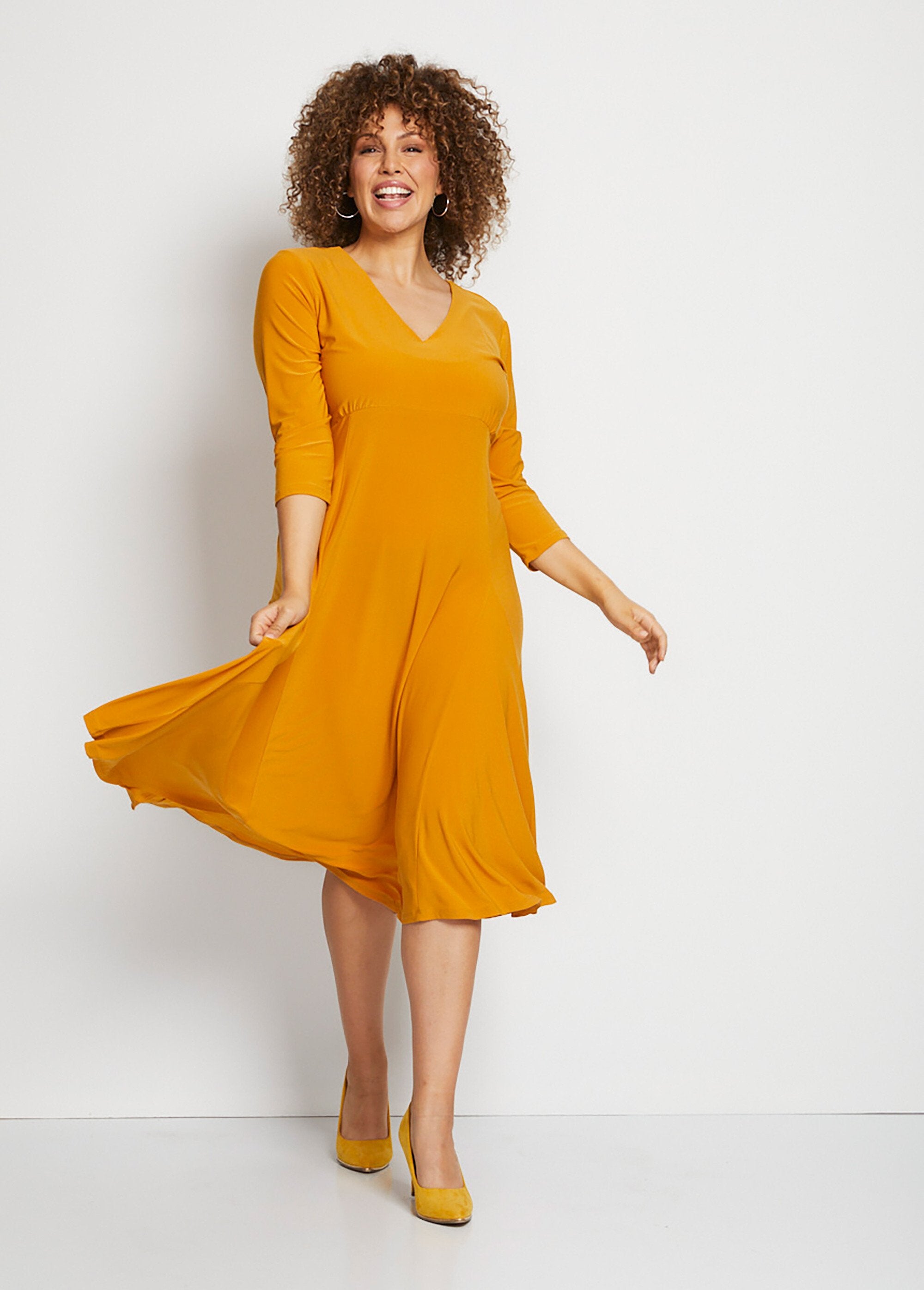 Robe_courte_base_évasée_encolure_V_Jaune_SF1_curvy