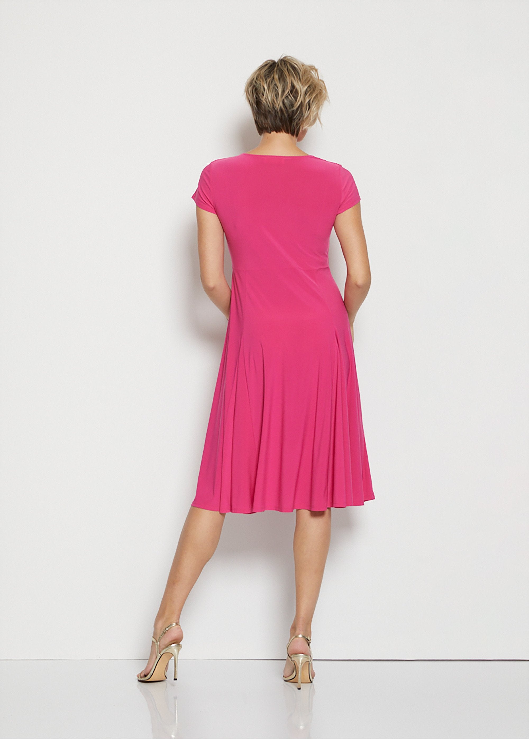 Vestido_com_decote_em_V_e_comprimento_médio_Uni_fuchsia_DO1_slim
