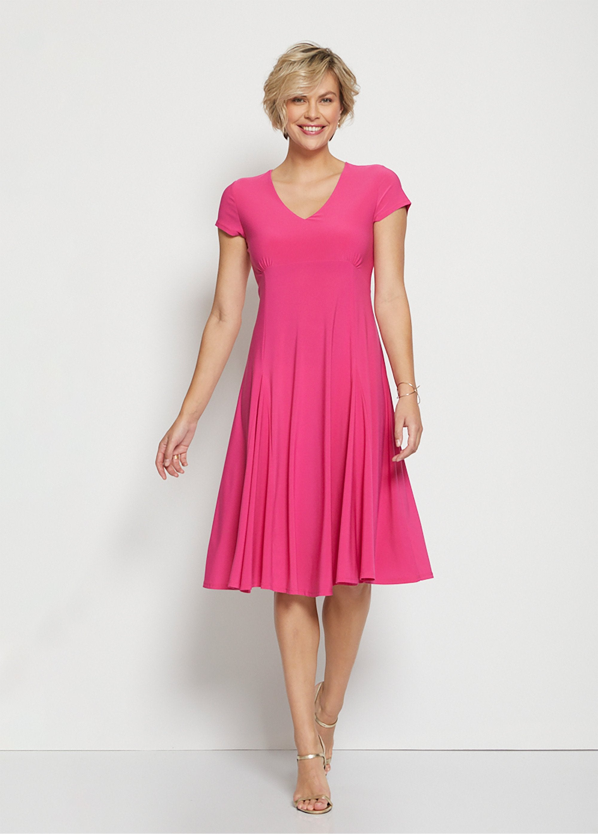 Vestido_com_decote_em_V_e_comprimento_médio_Uni_fuchsia_FA1_slim