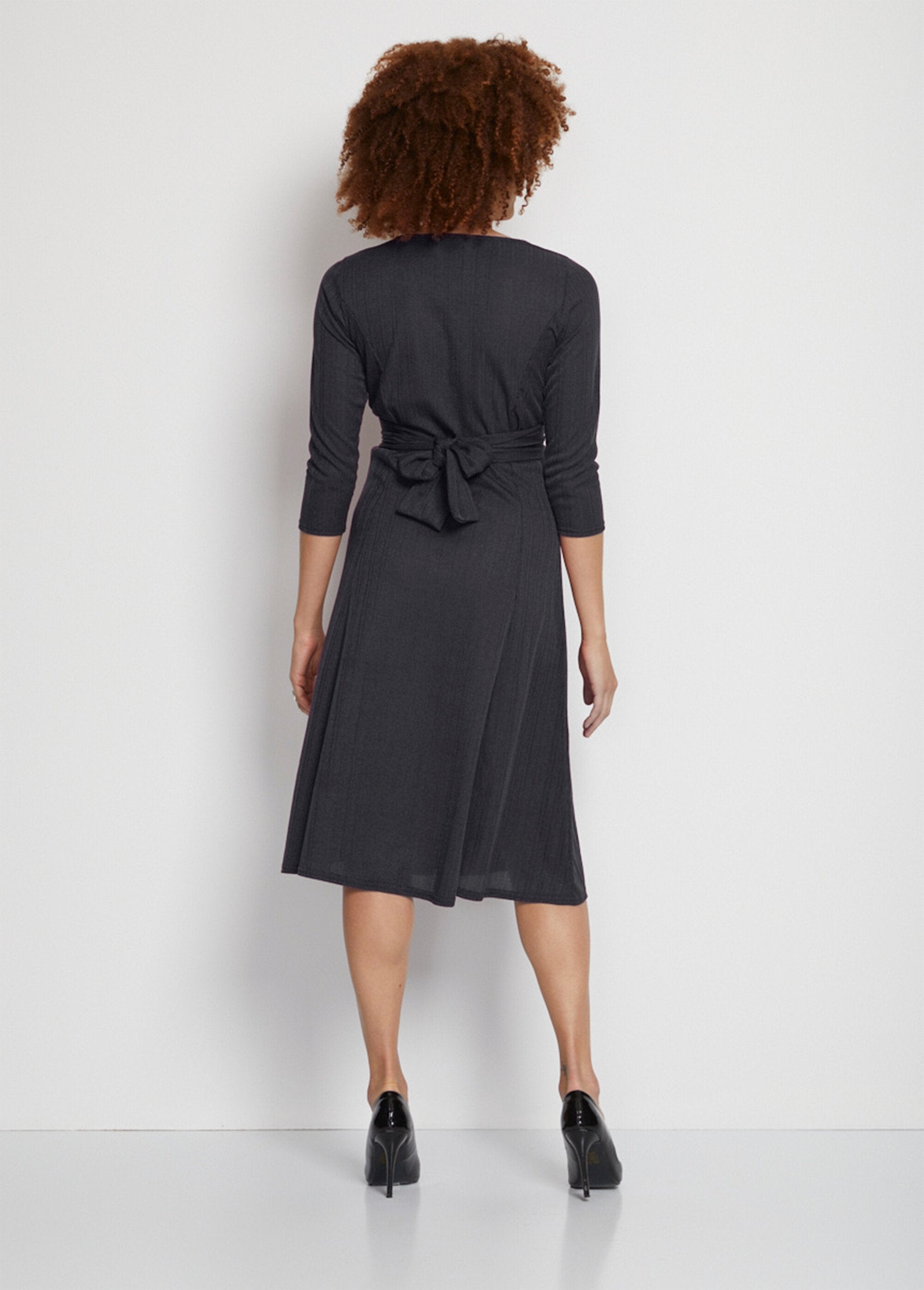 Vestido_curto_de_malha_envolvente_Noir_DO1_slim