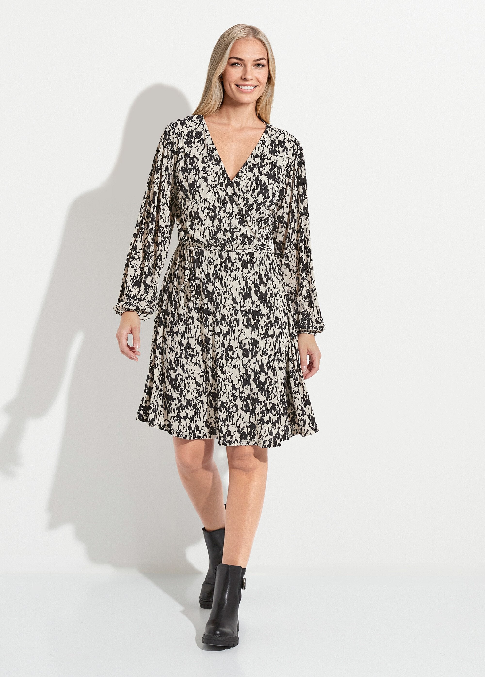Vestido_curto_envelope_com_estampa_tachiste_Noir_et_ecru_FA1_slim