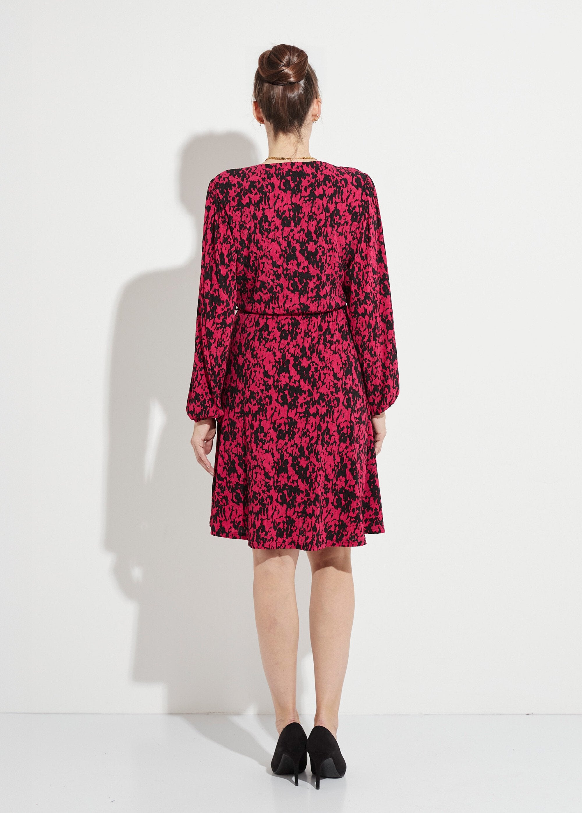 Vestido_curto_envelope_com_estampa_tachiste_Noir_et_fuchsia_DO1_slim