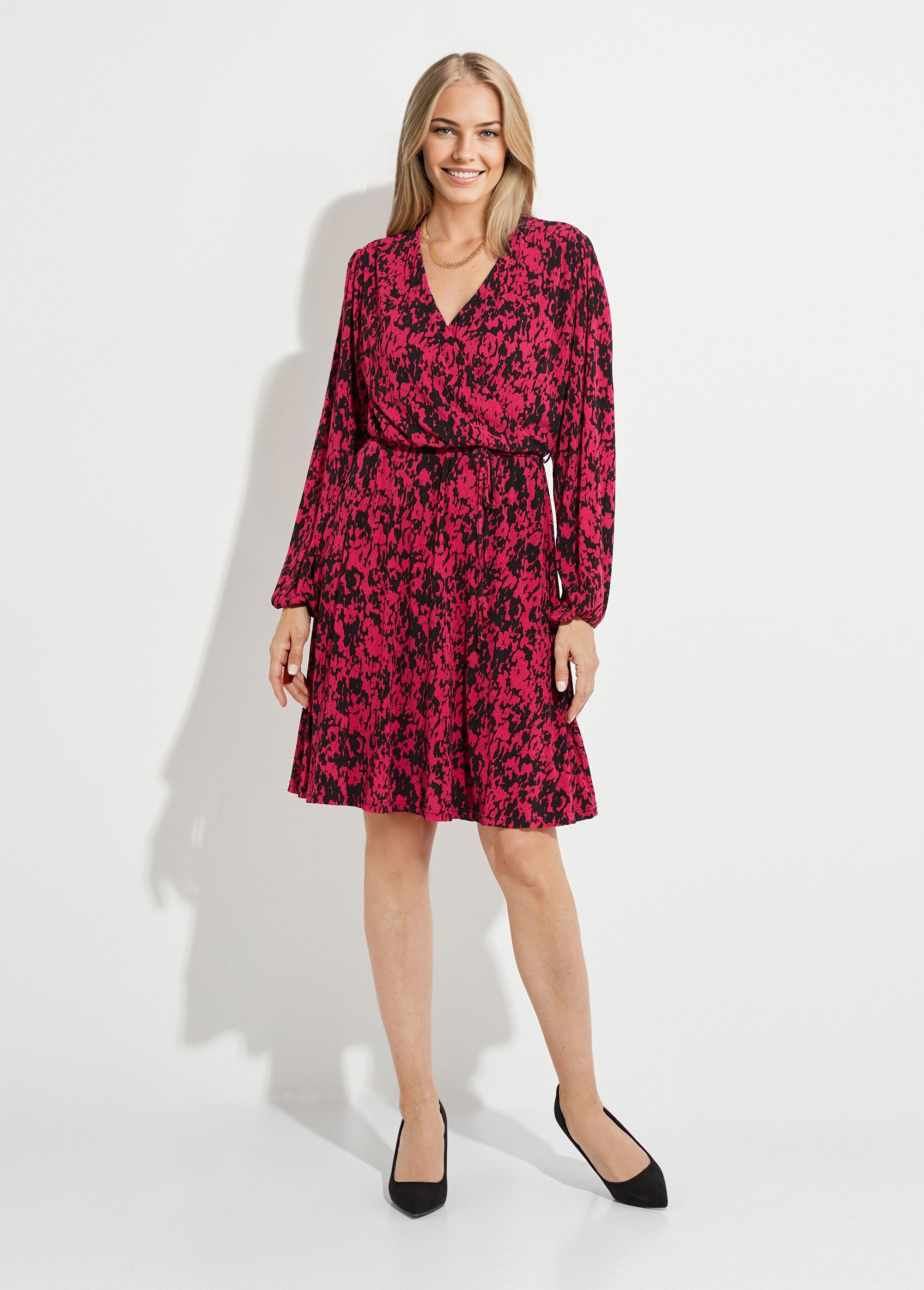 Vestido_curto_envelope_com_estampa_tachiste_Noir_et_fuchsia_FA1_slim
