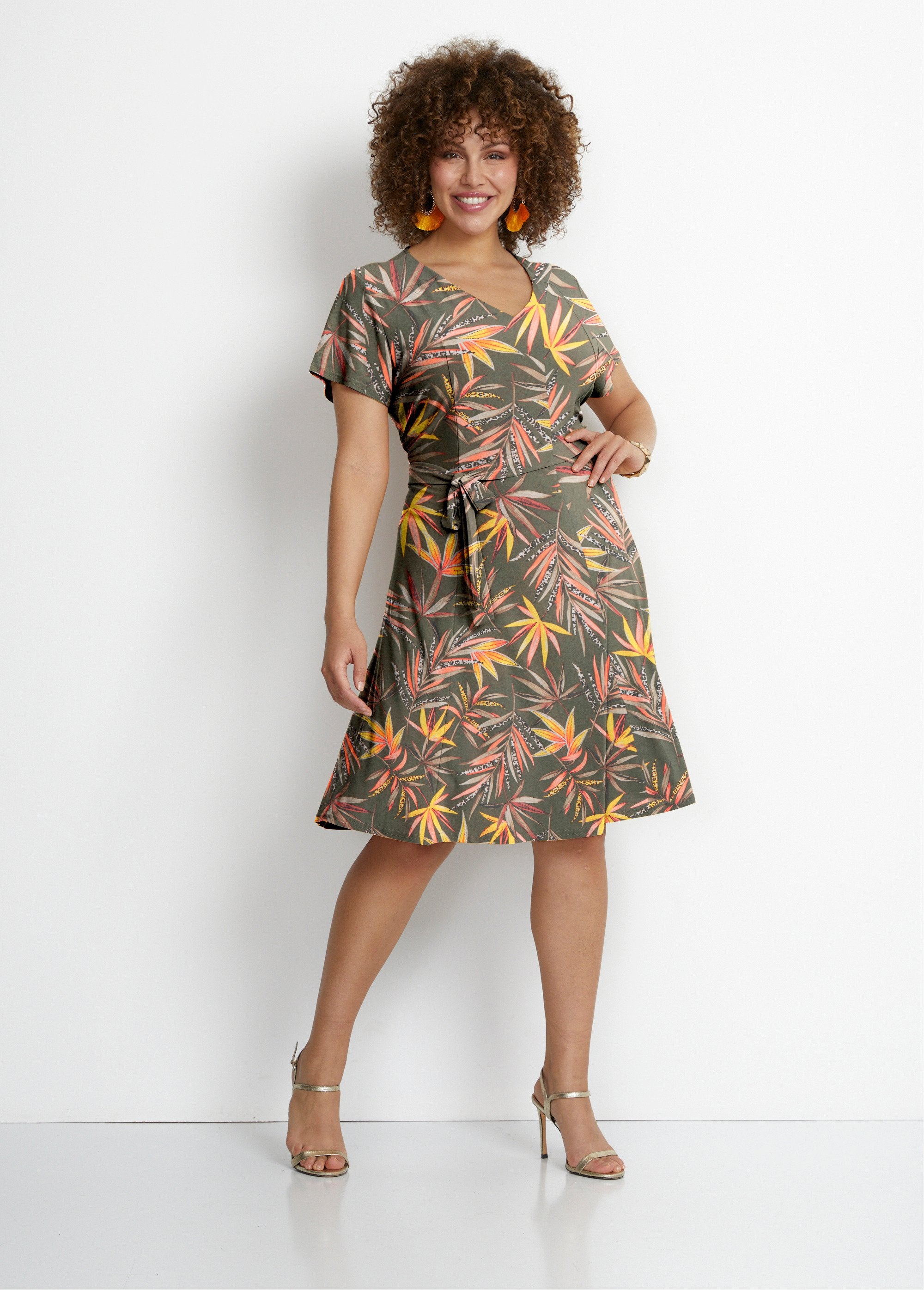 Vestido_curto_com_decote_em_V_e_cinto_Estampa_cáqui_FA1_curvy