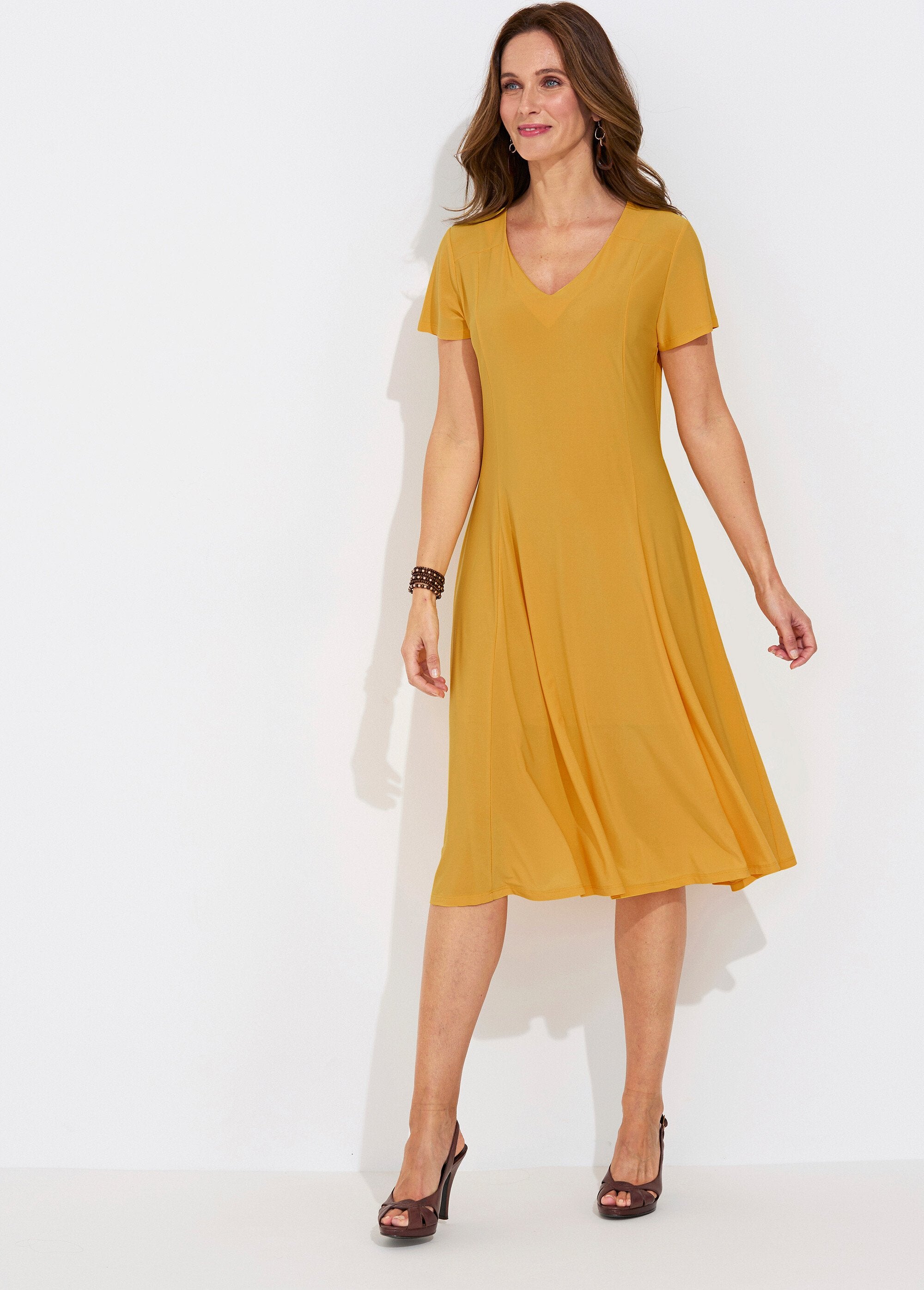 Vestido_curto_com_decote_em_V_e_cinto_Jaune_FA1_slim