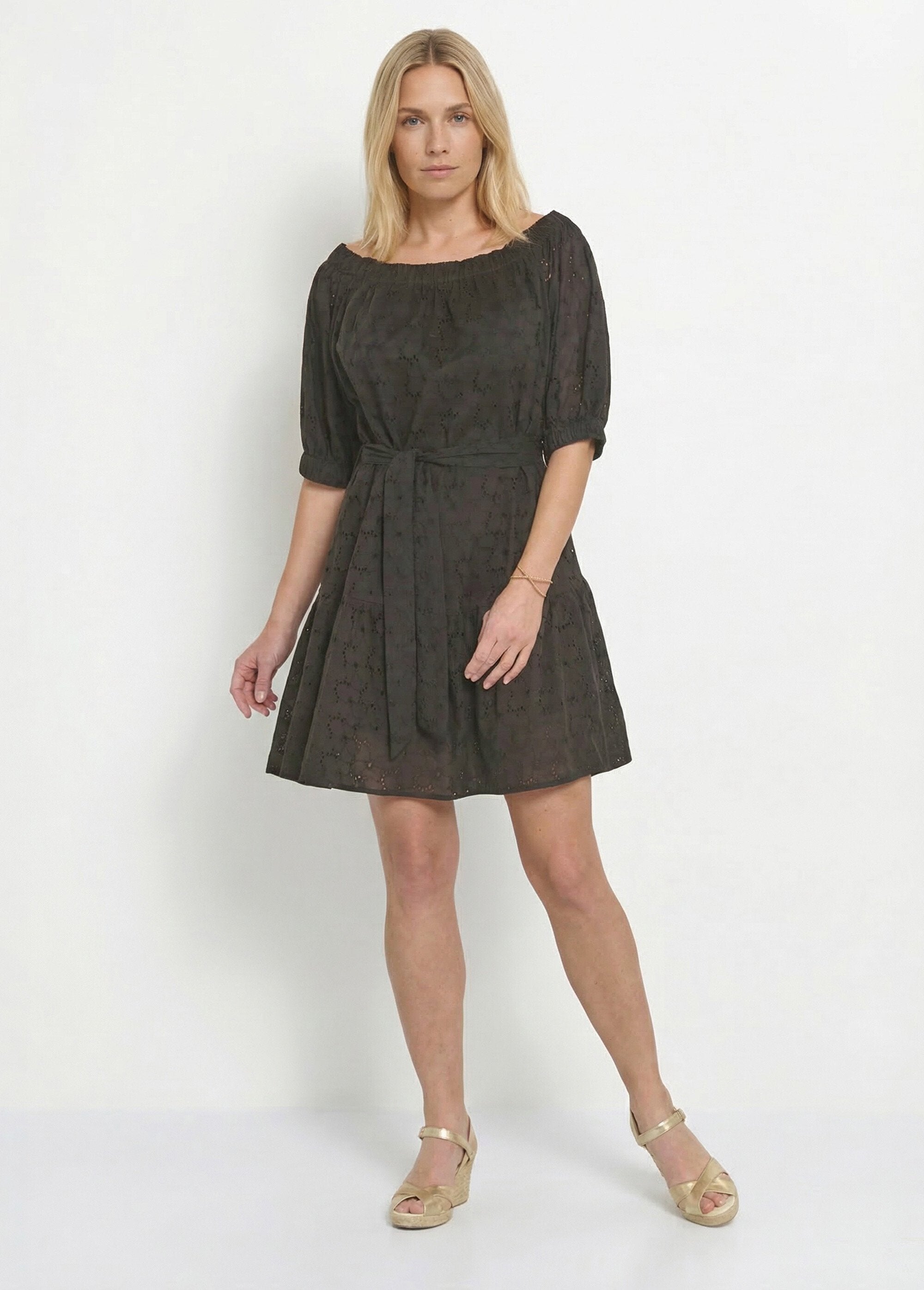 Vestido_curto_com_gola_bardot,_broderie_anglaise_Noir_FA1_slim