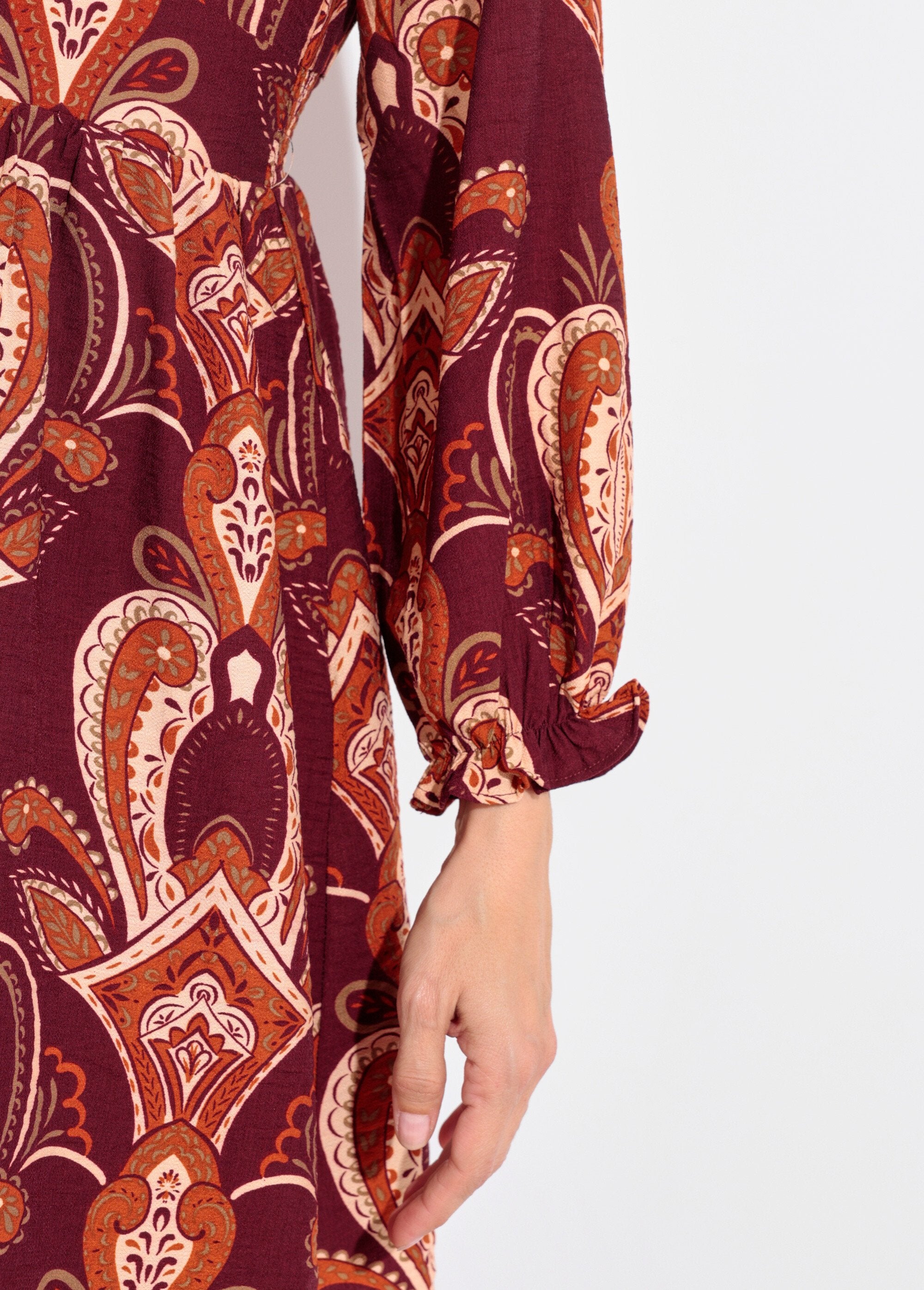 Vestido_curto_com_estampa_paisley_e_decote_em_V_Bordeaux_DE2_slim