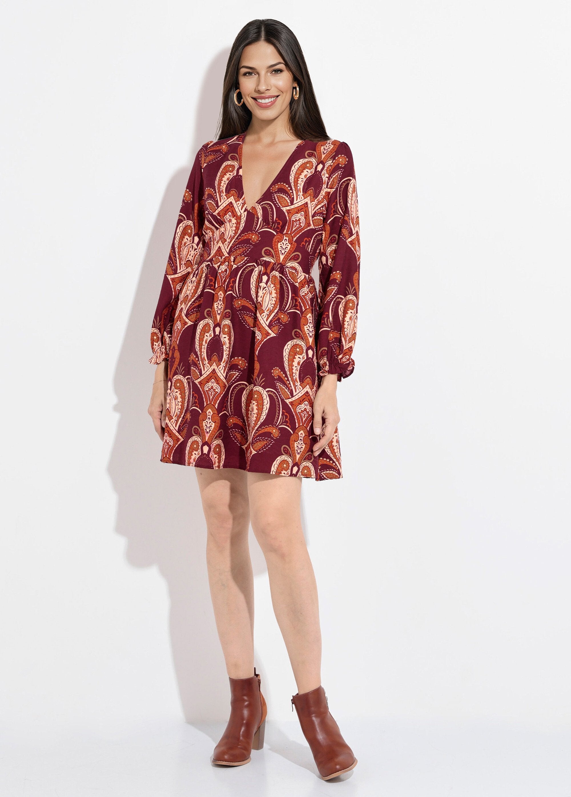 Vestido_curto_com_estampa_paisley_e_decote_em_V_Bordeaux_FA1_slim