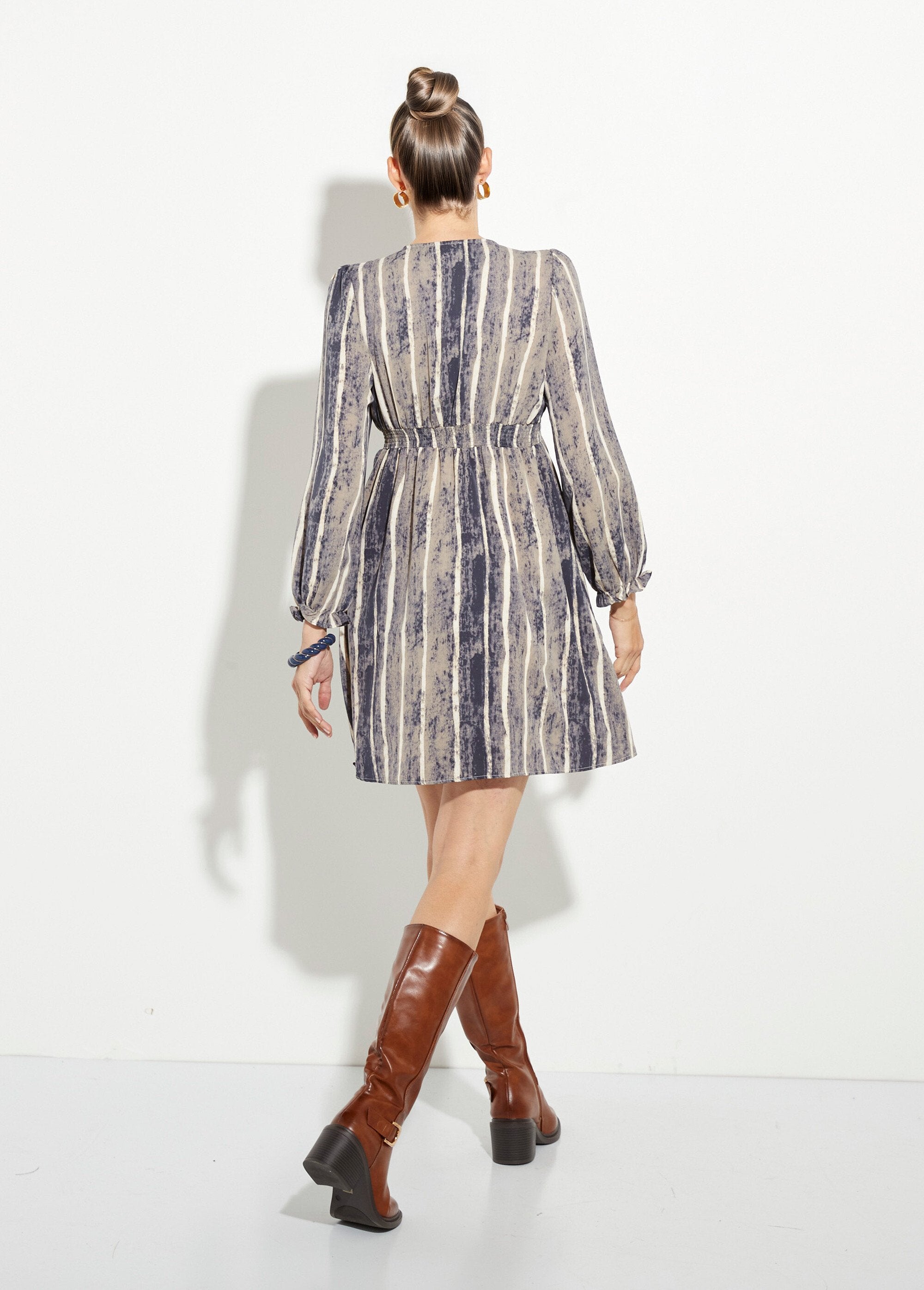 Robe_courte_col_V_taille_haute_plissée_Gris_et_ecru_DO1_slim