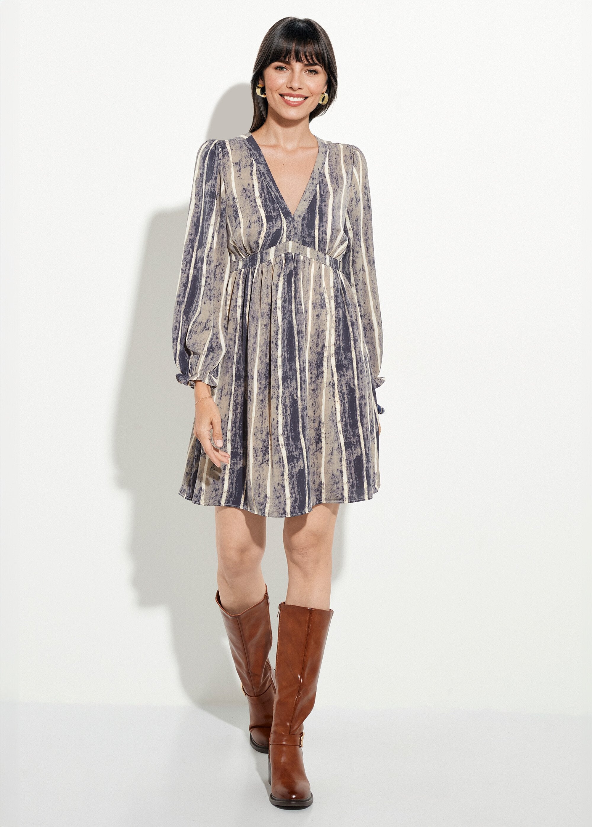 Robe_courte_col_V_taille_haute_plissée_Gris_et_ecru_FA1_slim