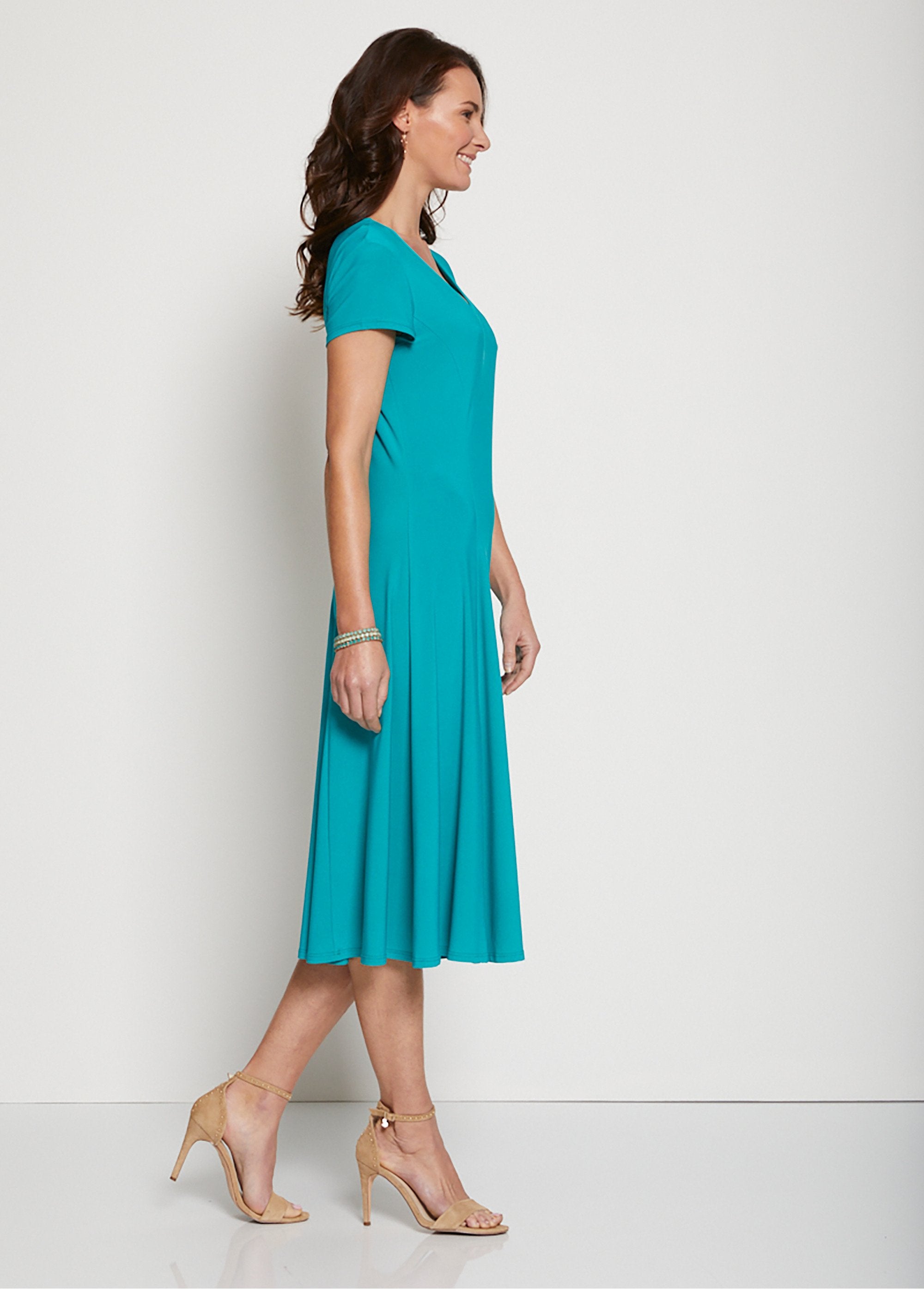 Robe_courte_galbée_évasée_Uni_vert_DR1_slim