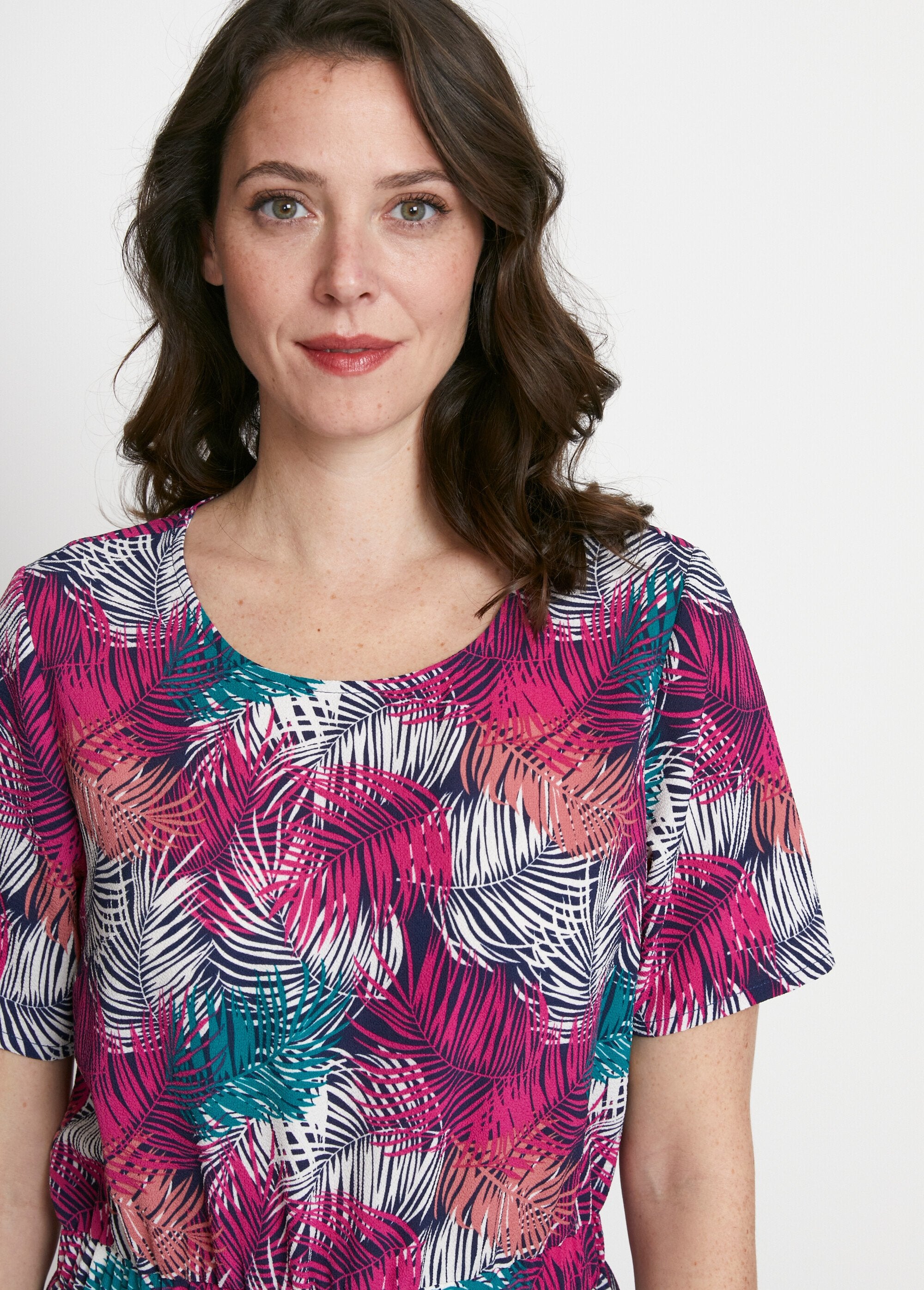 Vestido_curto_reto_com_cintura_elástica_Vert_et_fuchsia_DE1_slim