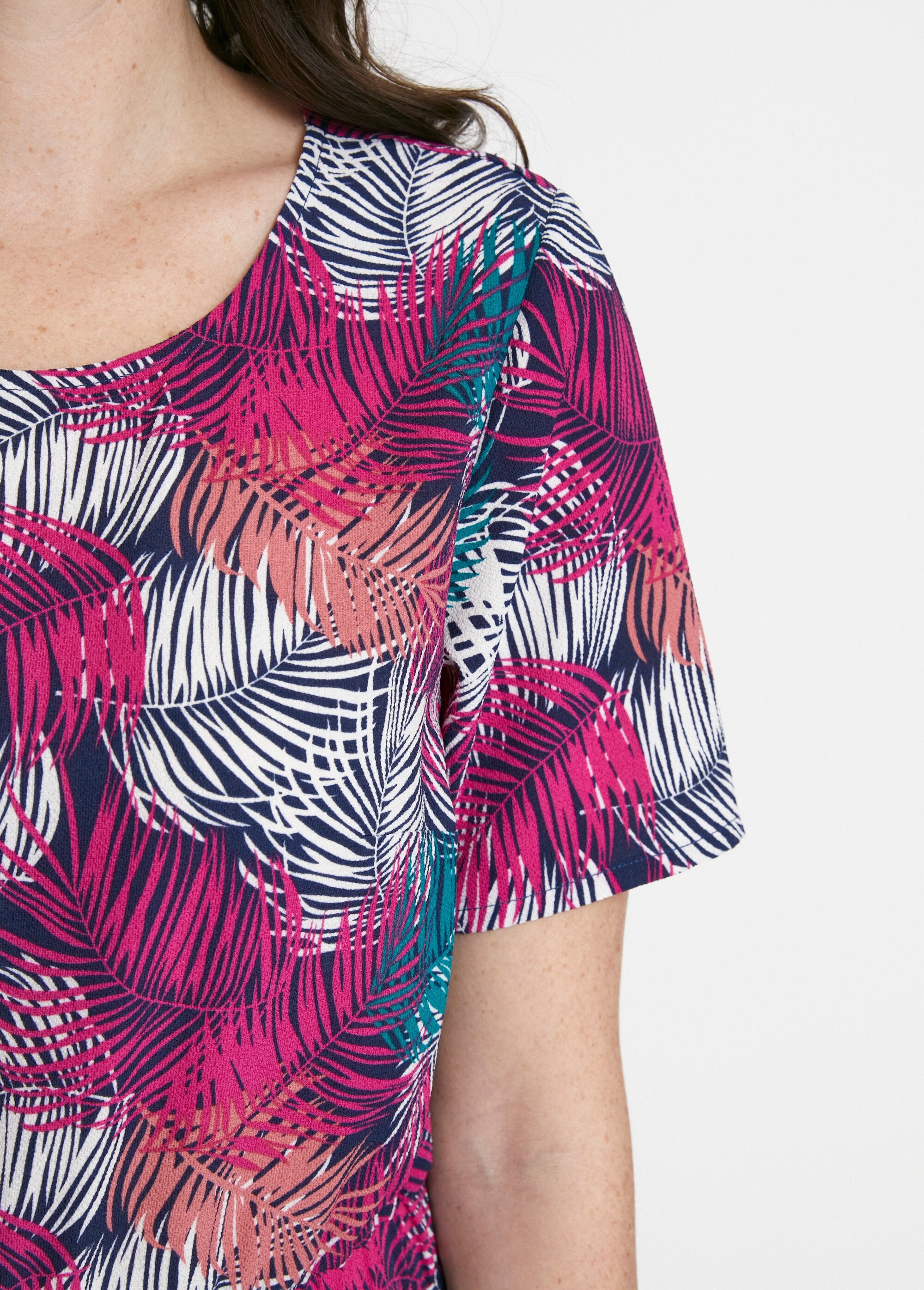 Vestido_curto_reto_com_cintura_elástica_Vert_et_fuchsia_DE2_slim