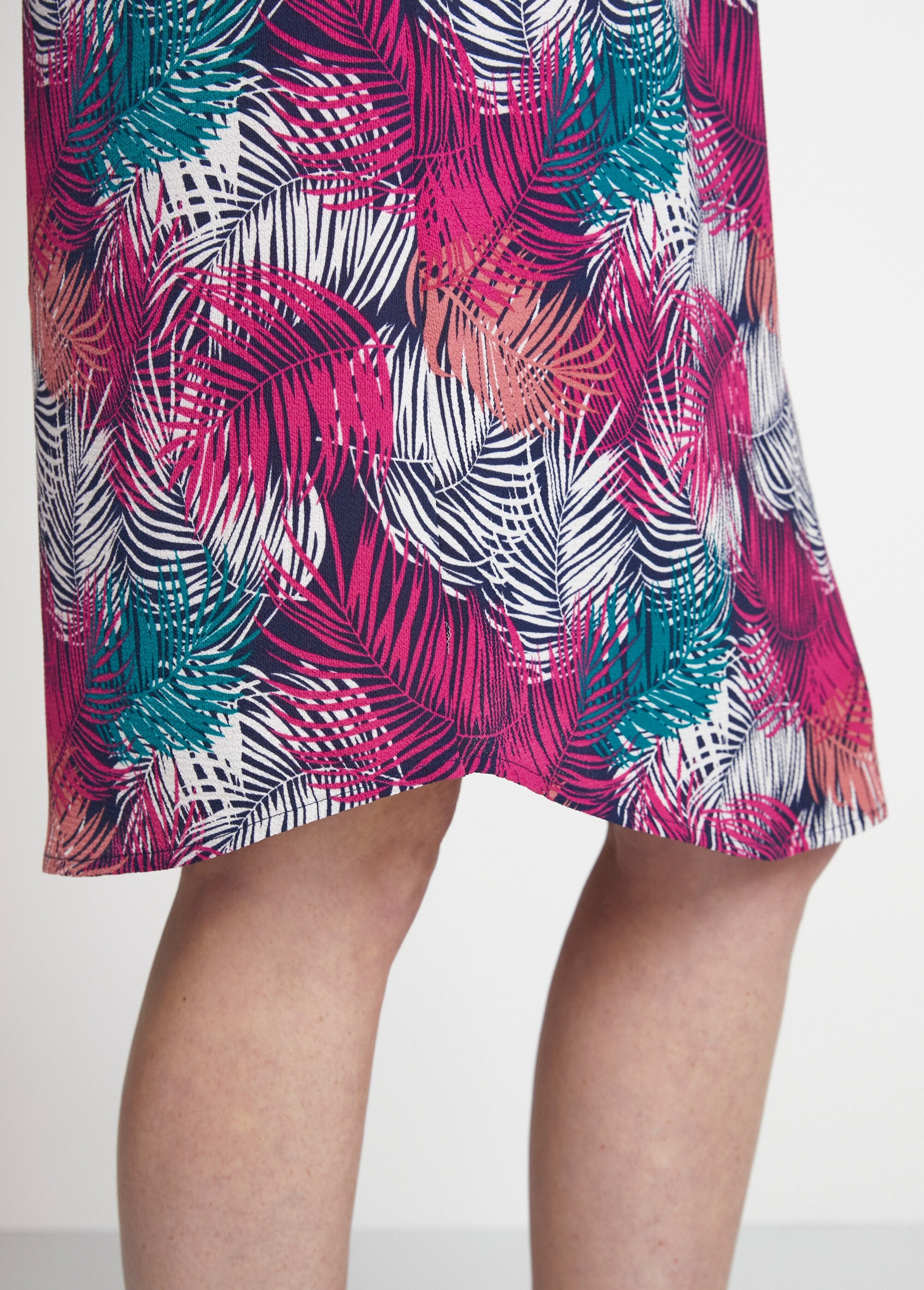 Vestido_curto_reto_com_cintura_elástica_Vert_et_fuchsia_DE5_slim