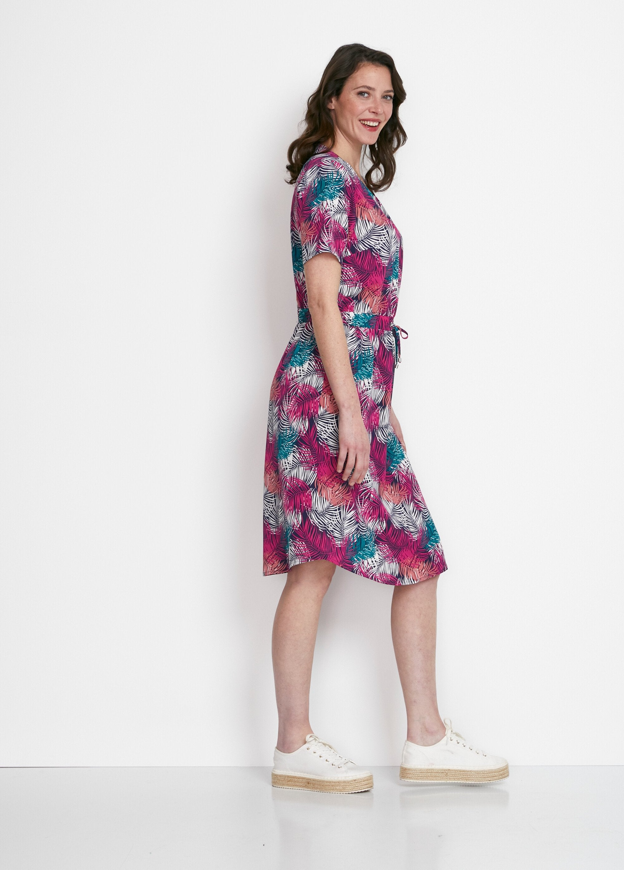 Vestido_curto_reto_com_cintura_elástica_Vert_et_fuchsia_DR1_slim