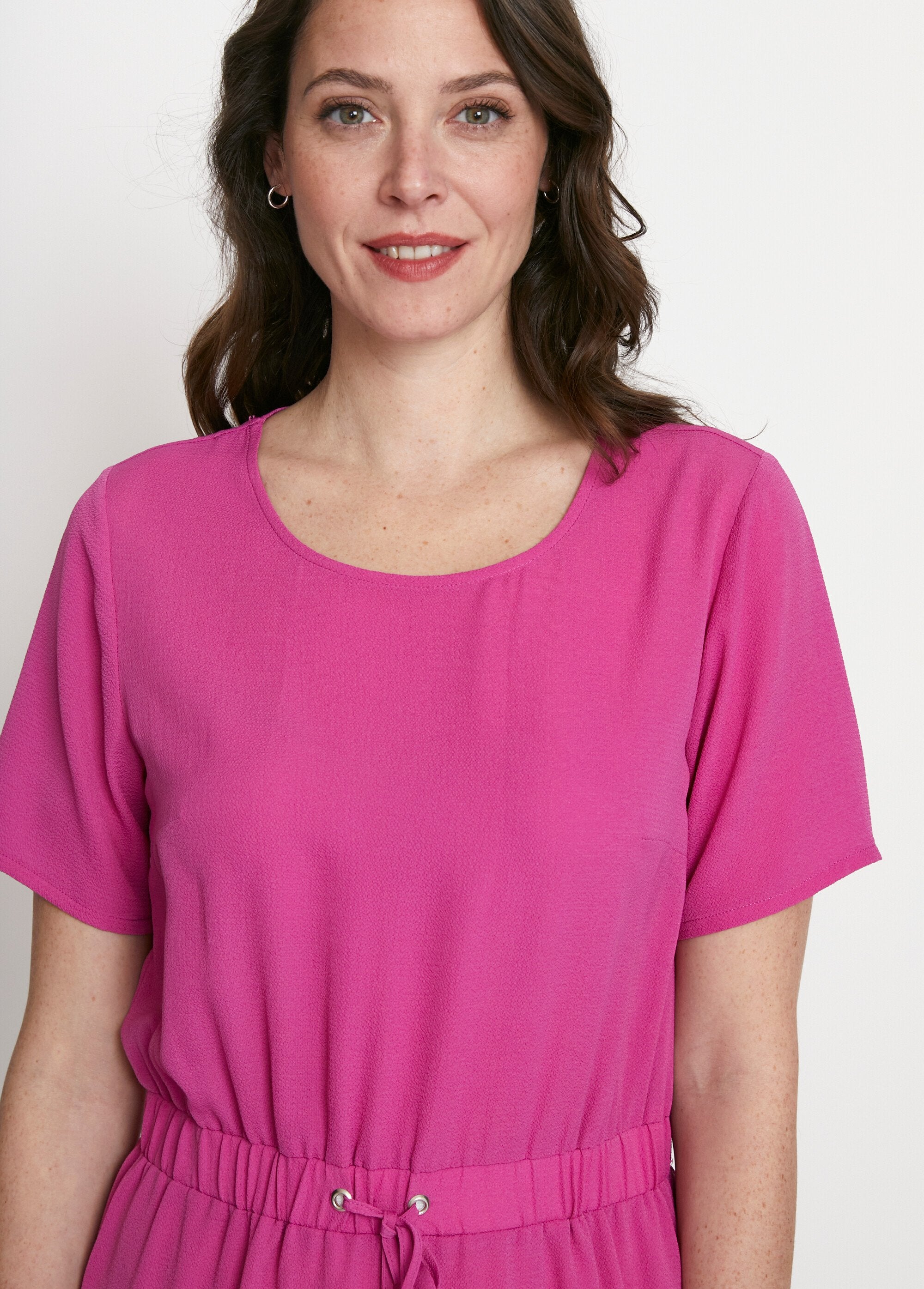 Vestido_curto_reto_com_cintura_elástica_Uni_fuchsia_DE1_slim