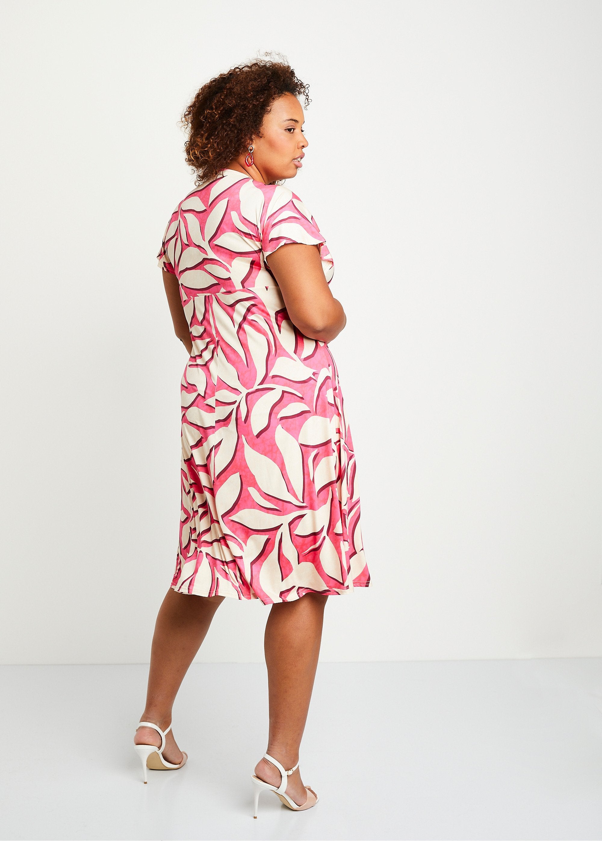 Vestido_curto_estampado_de_folhas_Rosa_e_cru_DO1_curvy