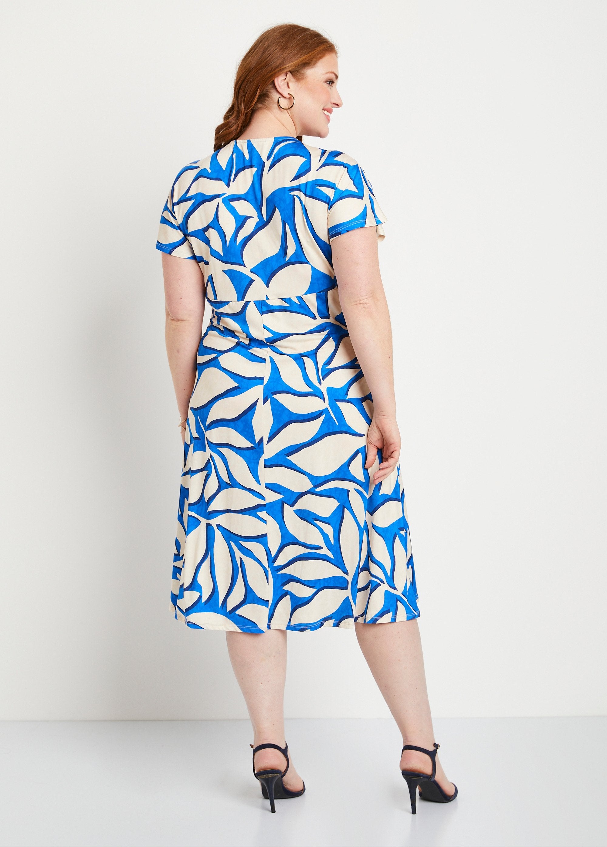 Vestido_curto_estampado_de_folhas_Azul_e_cru_DO1_curvy