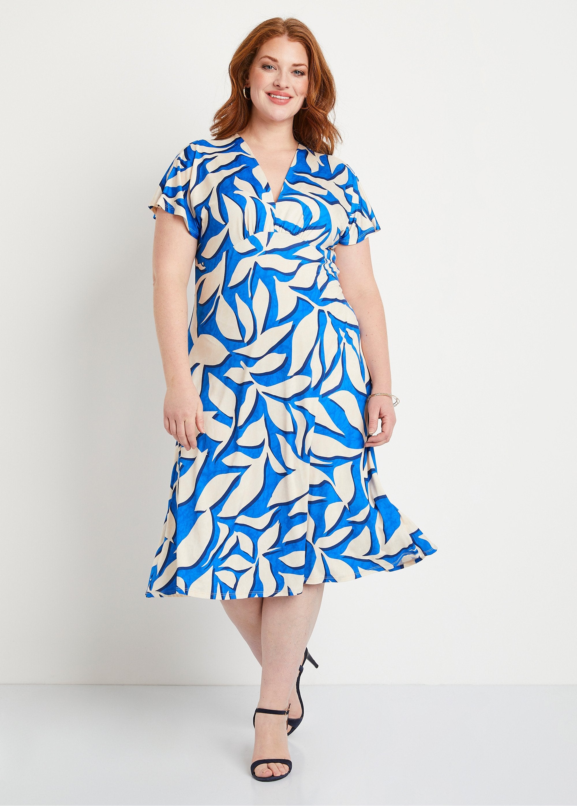 Vestido_curto_estampado_de_folhas_Azul_e_cru_FA1_curvy