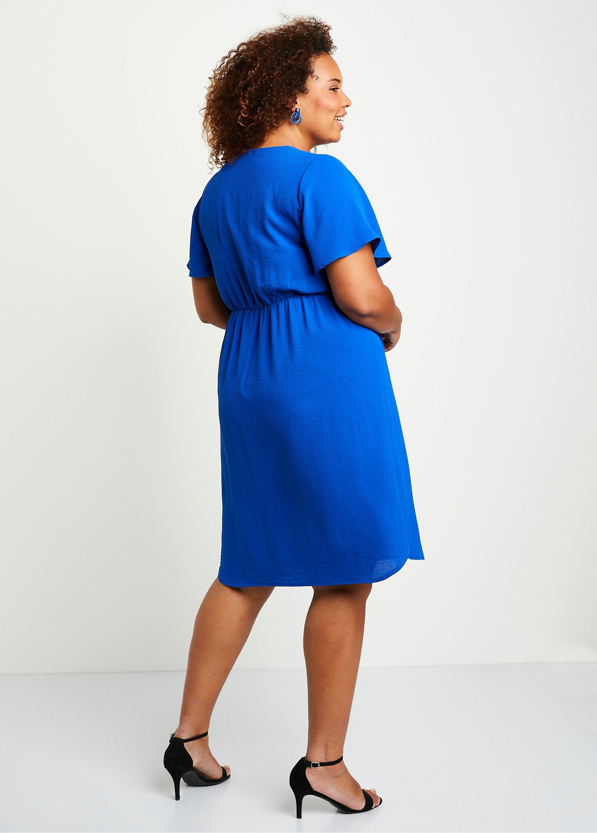 Vestido_curto_liso_e_largo_AZUL_DO1_curvy