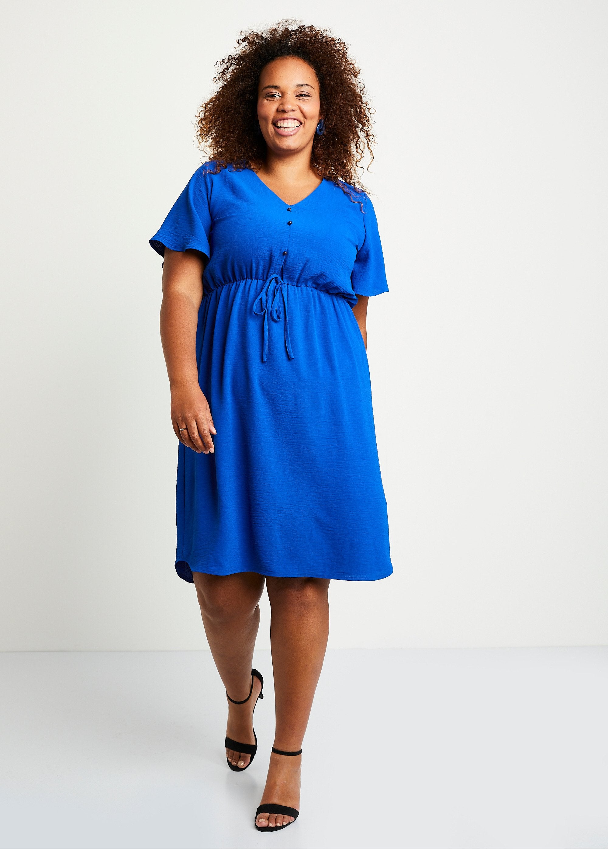 Vestido_curto_liso_e_largo_AZUL_FA1_curvy