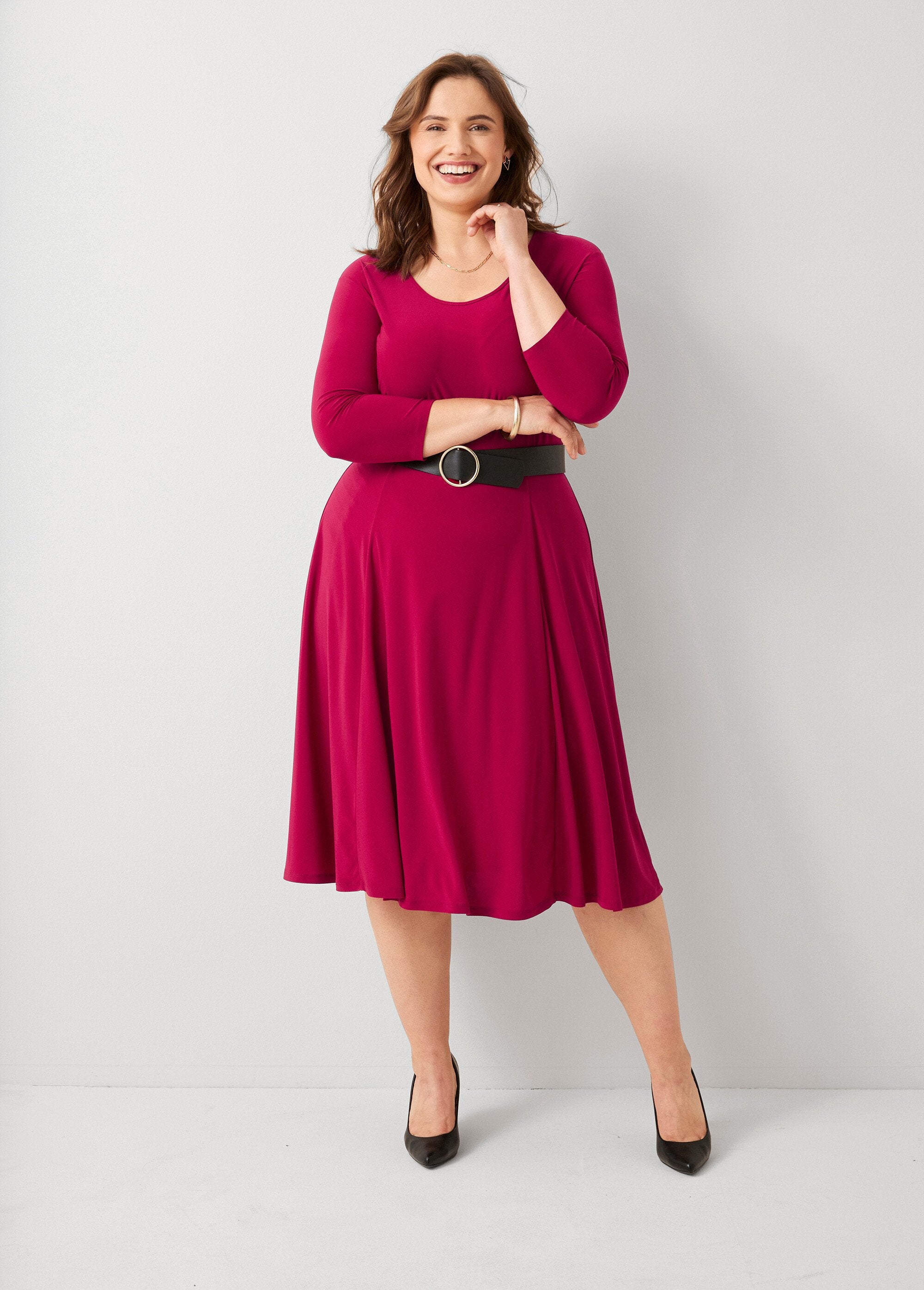 Robe_courte_ligne_galbée_par_découpes_Fuchsia_FA1_curvy