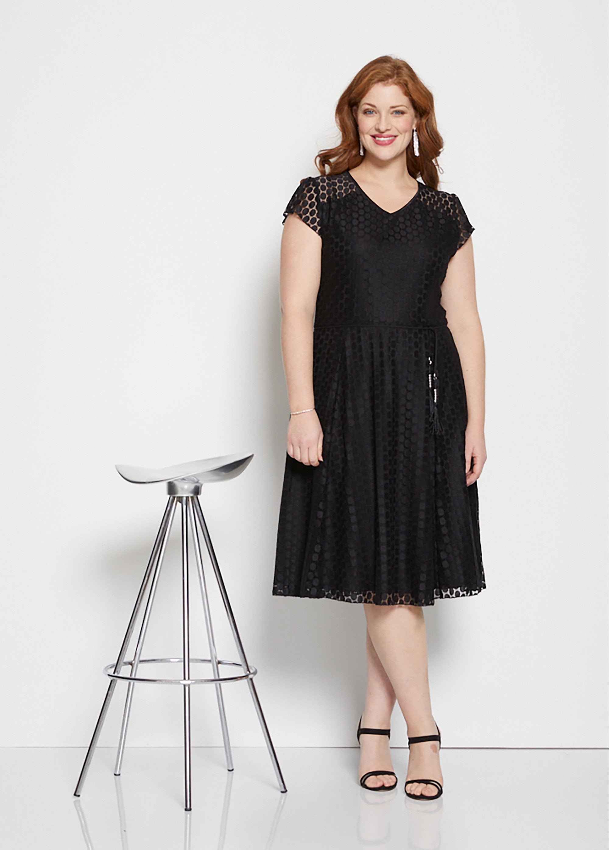 Vestido_curto_com_efeito_renda_e_bolinhas_Noir_SF1_curvy
