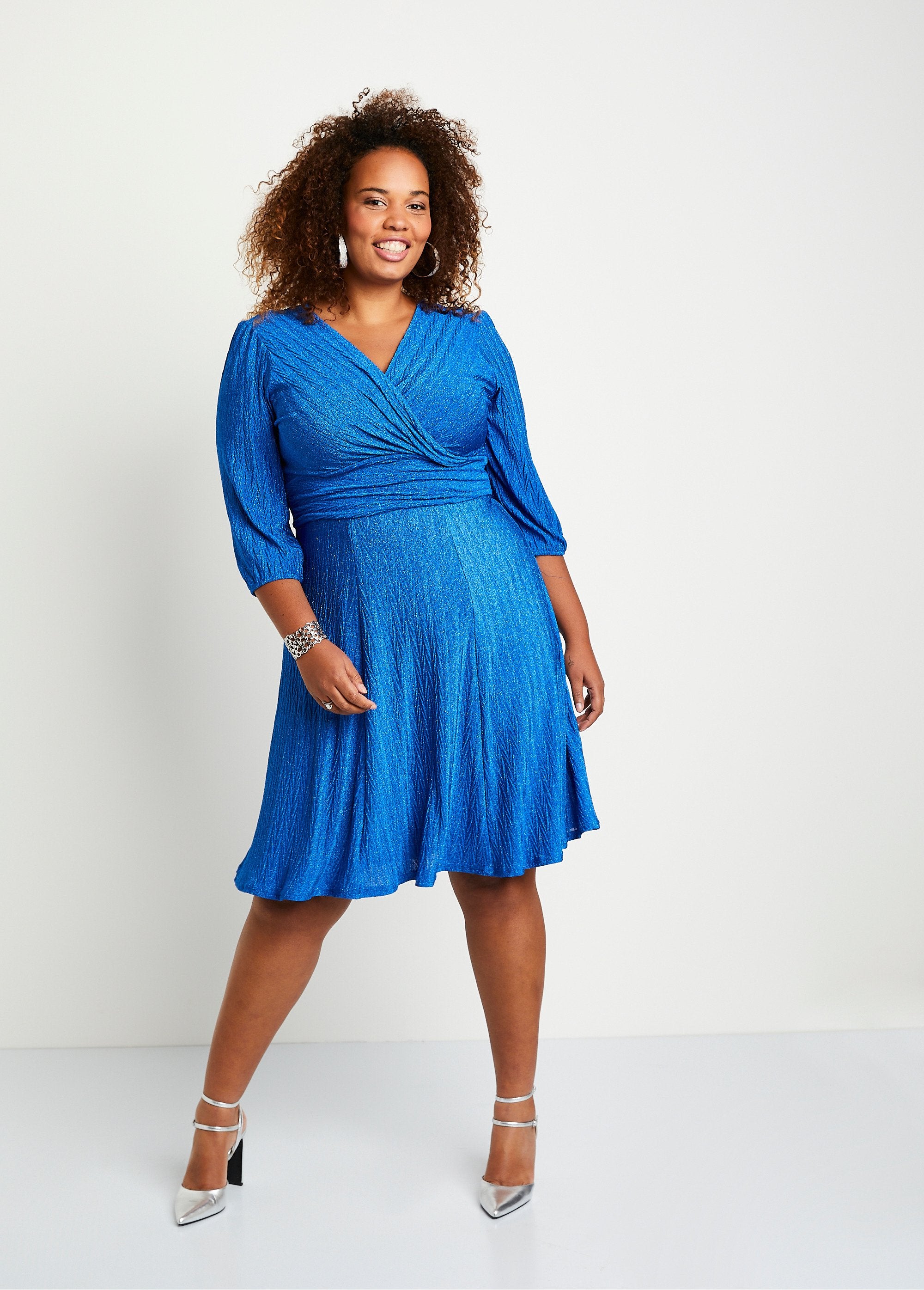 Vestido_curto_com_lantejoulas_AZUL_FA1_curvy