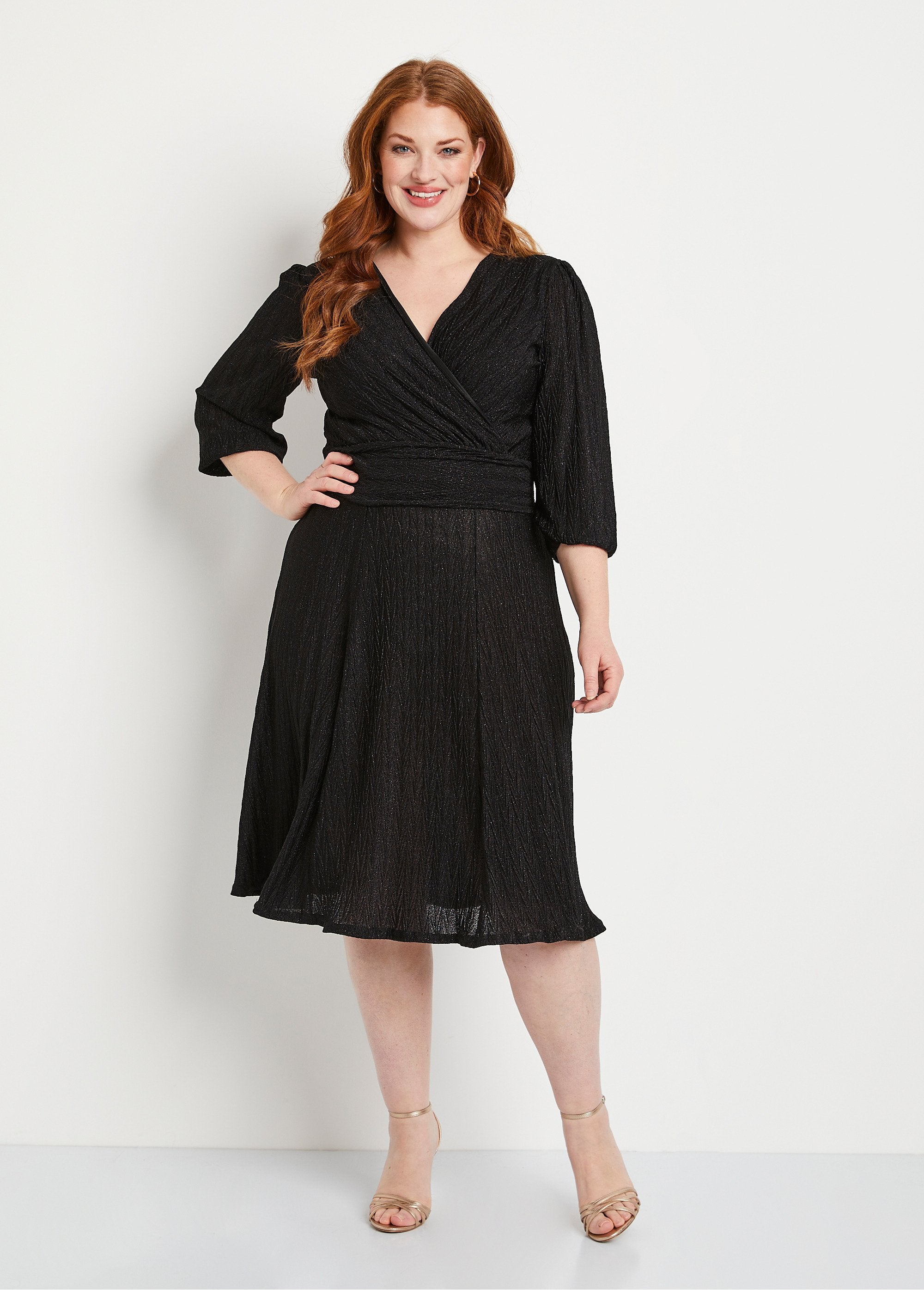 Vestido_curto_com_lantejoulas_PRETO_FA1_curvy