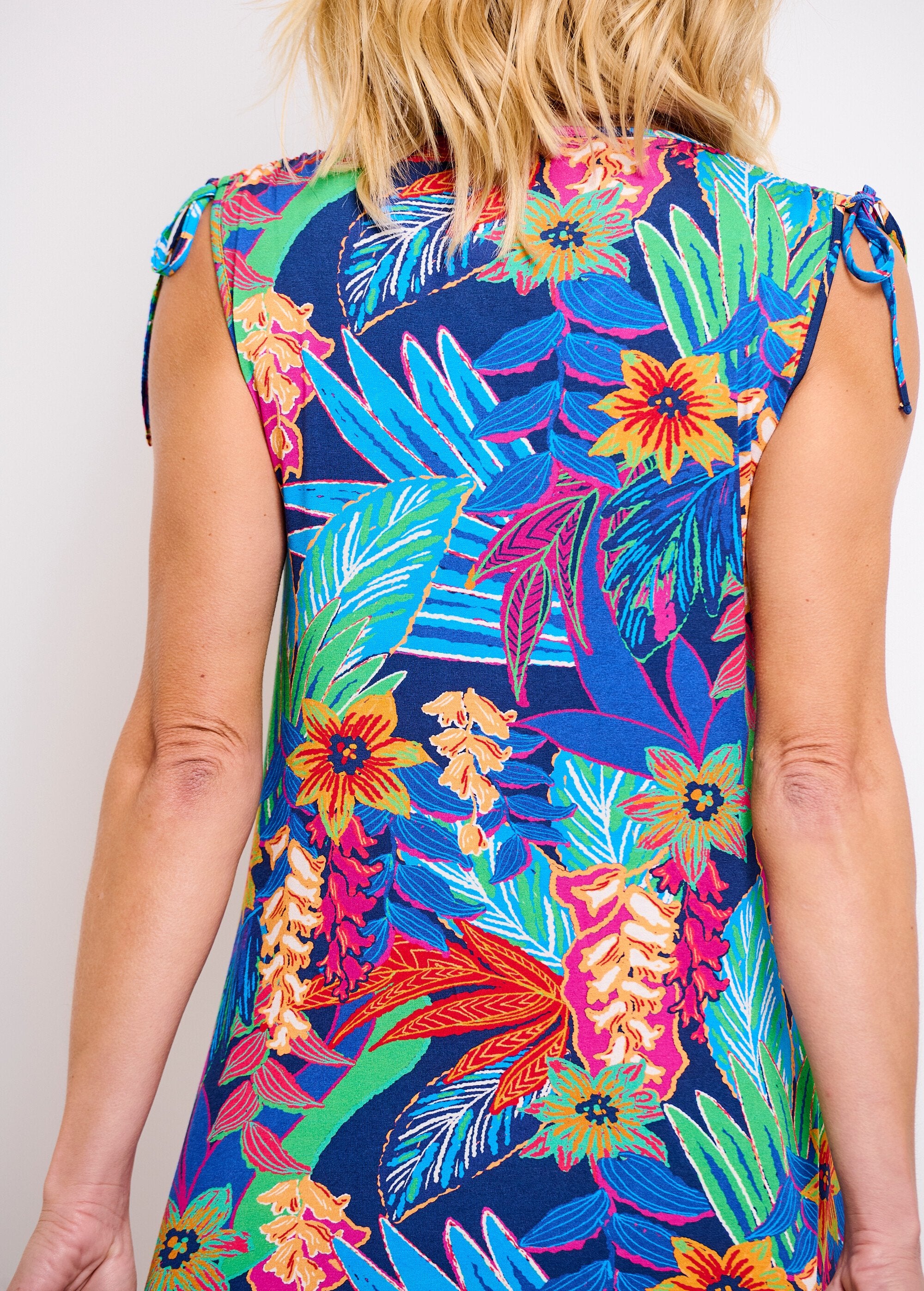 Vestido_curto_floral_tropical_Bleu_et_rouge_DO2_slim