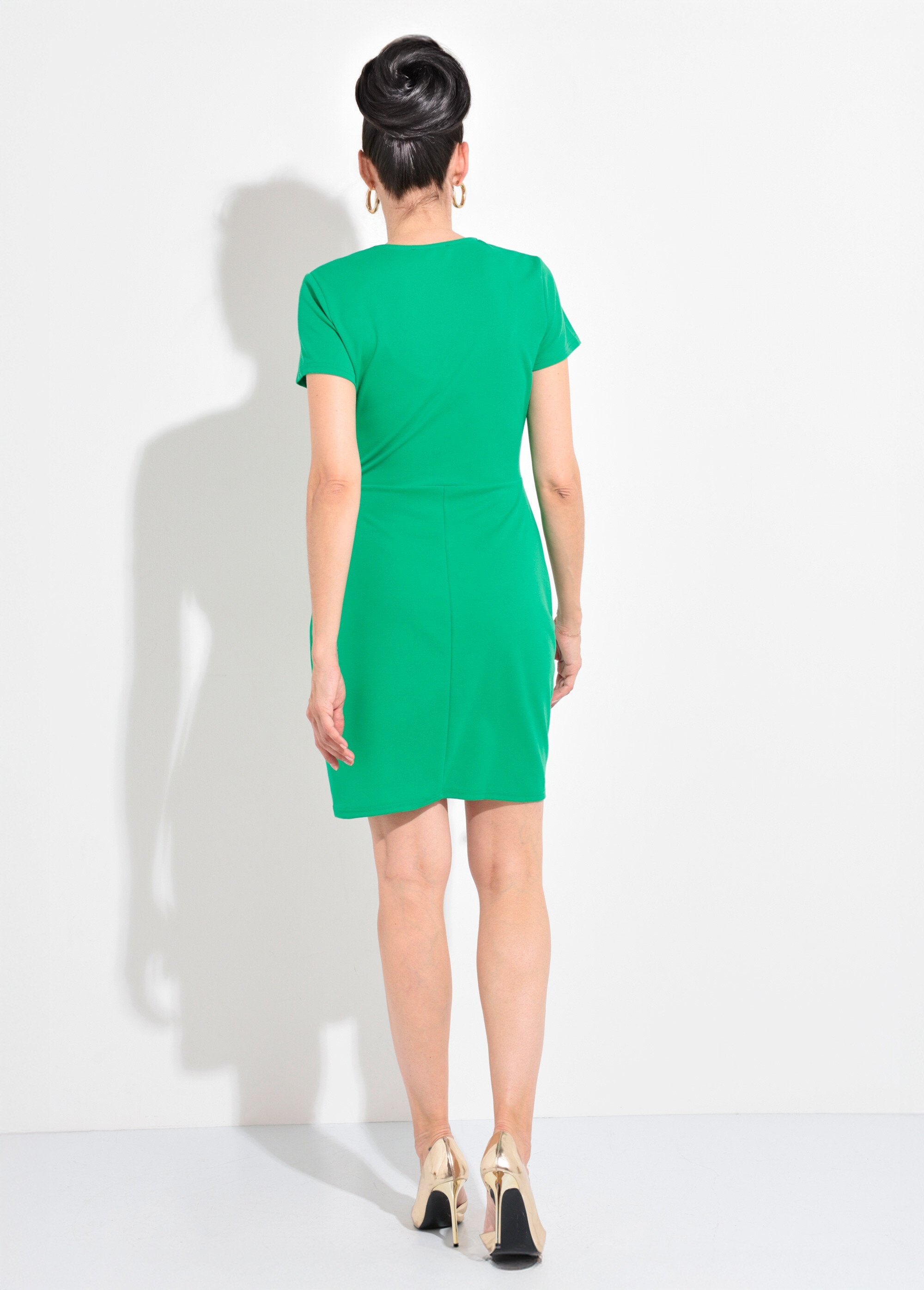 Vestido_drapeado_em_malha_crepe_com_detalhe_de_joia_Vert_vif_DO1_slim