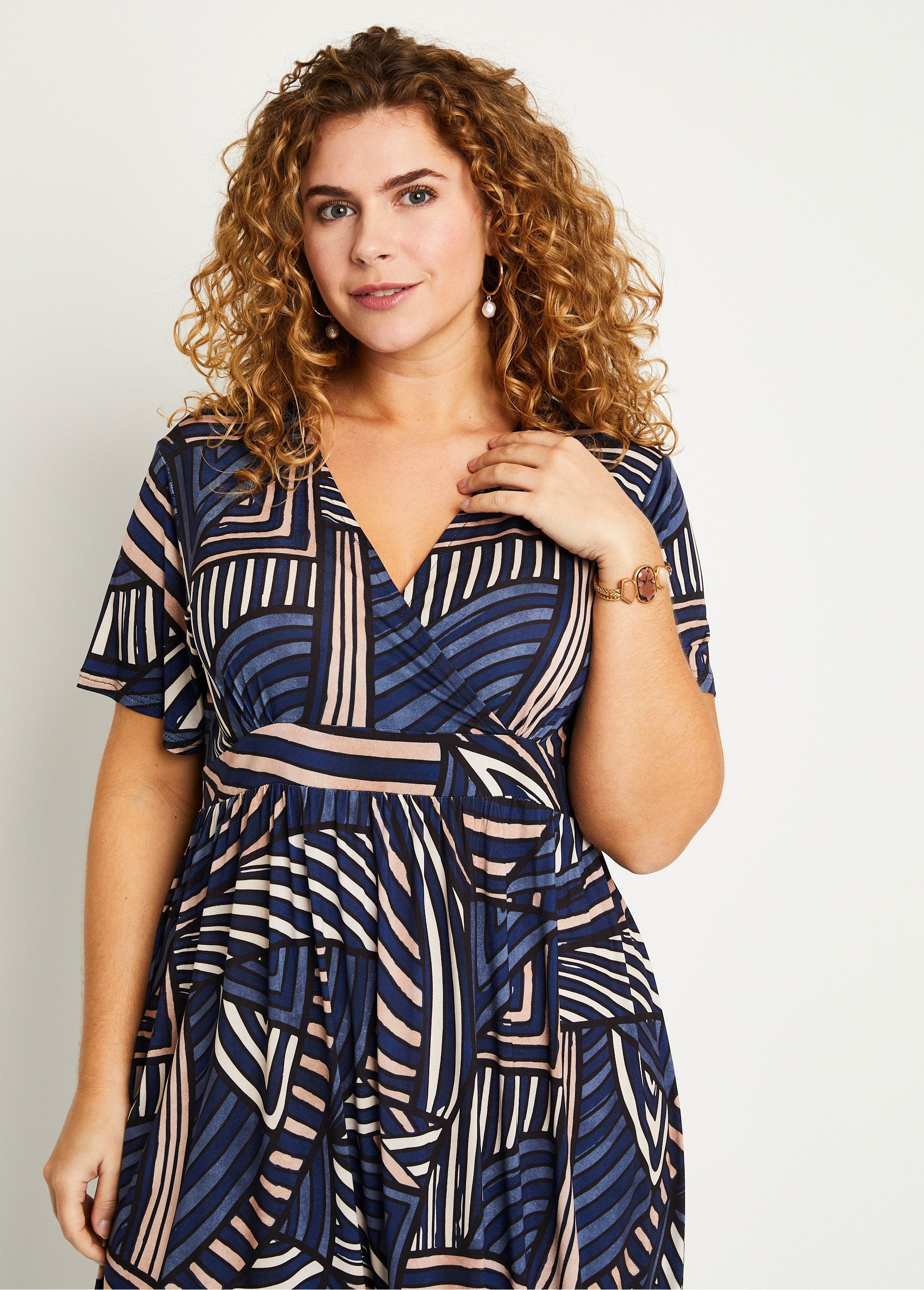 Vestido_reto_curto_e_esvoaçante_com_estampa_gráfica_Bege_azul_DE1_curvy