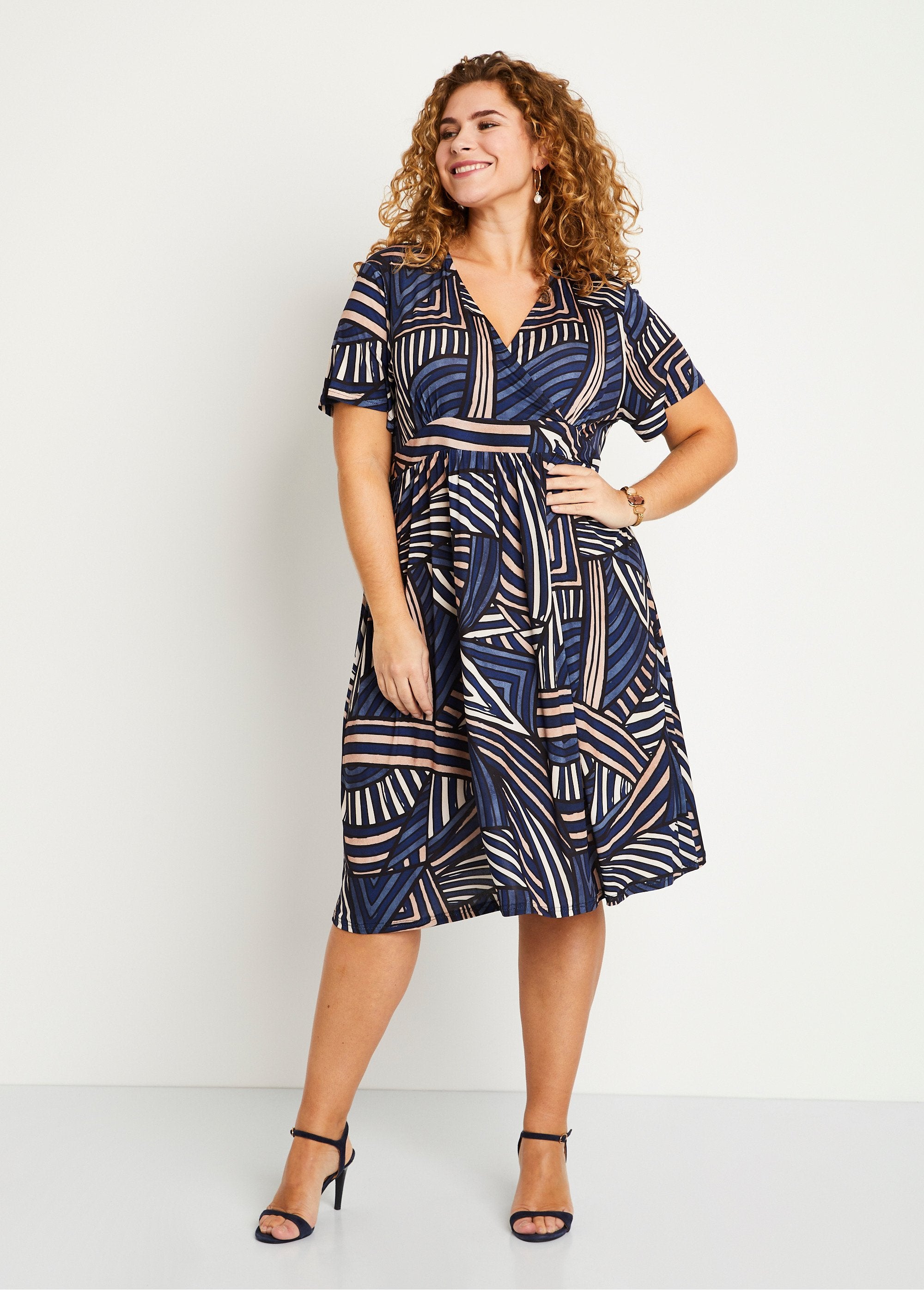 Vestido_reto_curto_e_esvoaçante_com_estampa_gráfica_Bege_azul_FA1_curvy