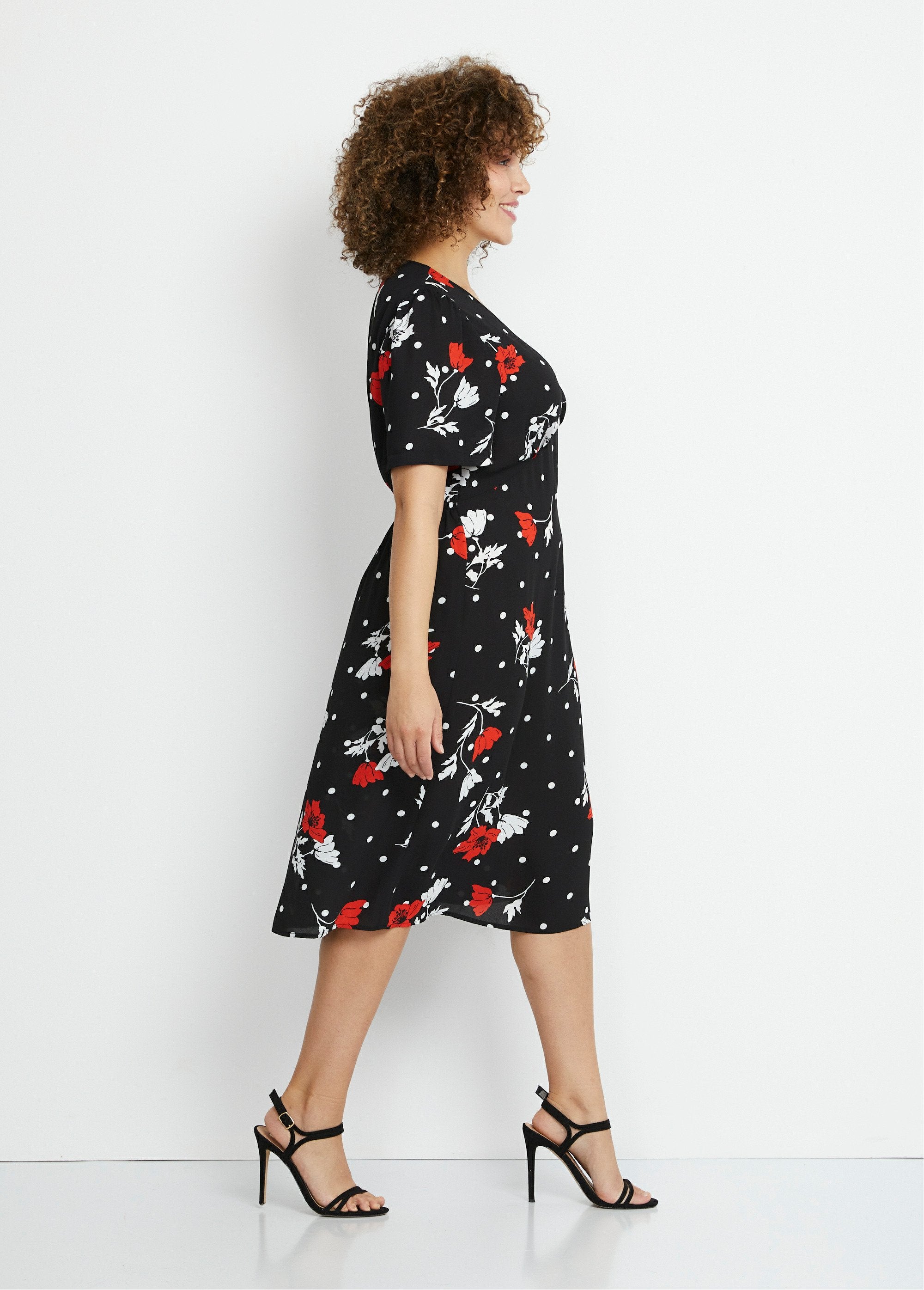 Vestido_curto_floral_Fundo_preto_DR1_curvy