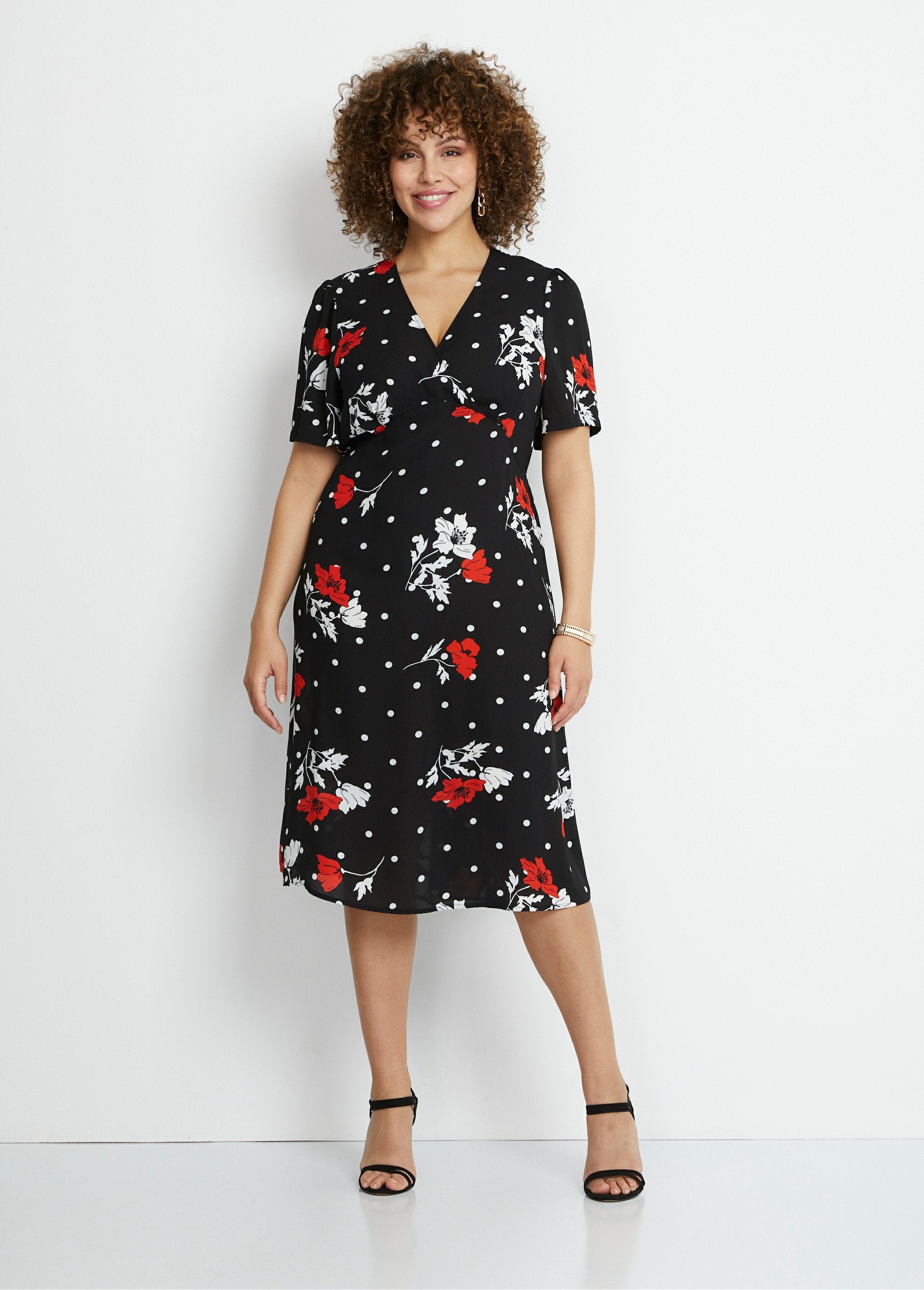 Vestido_curto_floral_Fundo_preto_FA1_curvy