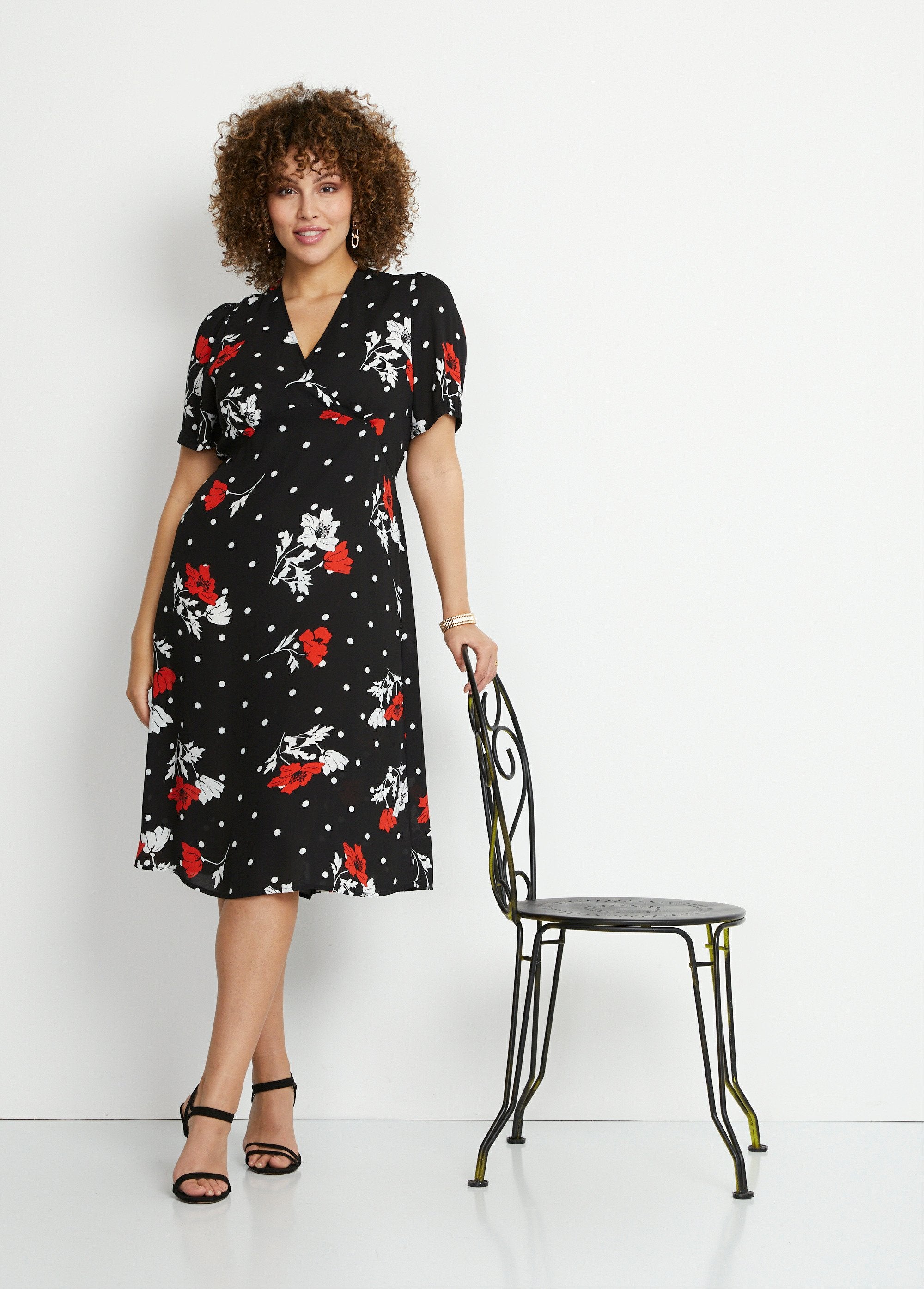 Vestido_curto_floral_Fundo_preto_SF1_curvy