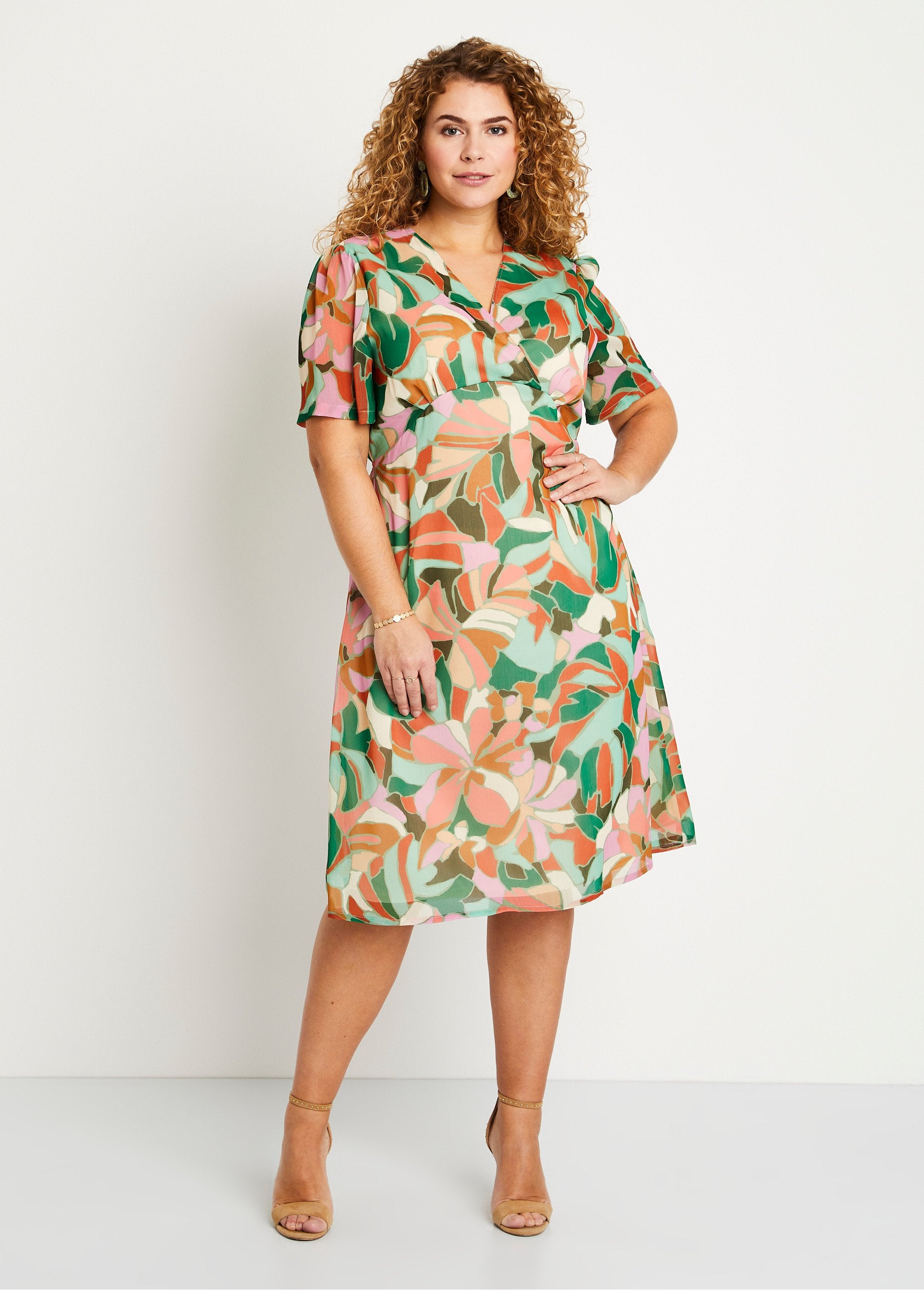 Vestido_curto_reto_com_estampa_de_véu_para_cerimônia_Verde_e_laranja_FA1_curvy