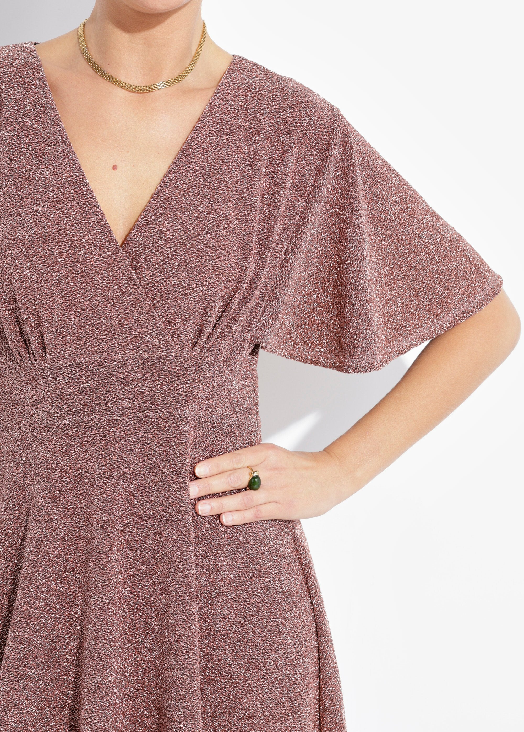 Vestido_com_decote_em_V_em_malha_metálica_Cuivre_DE1_slim