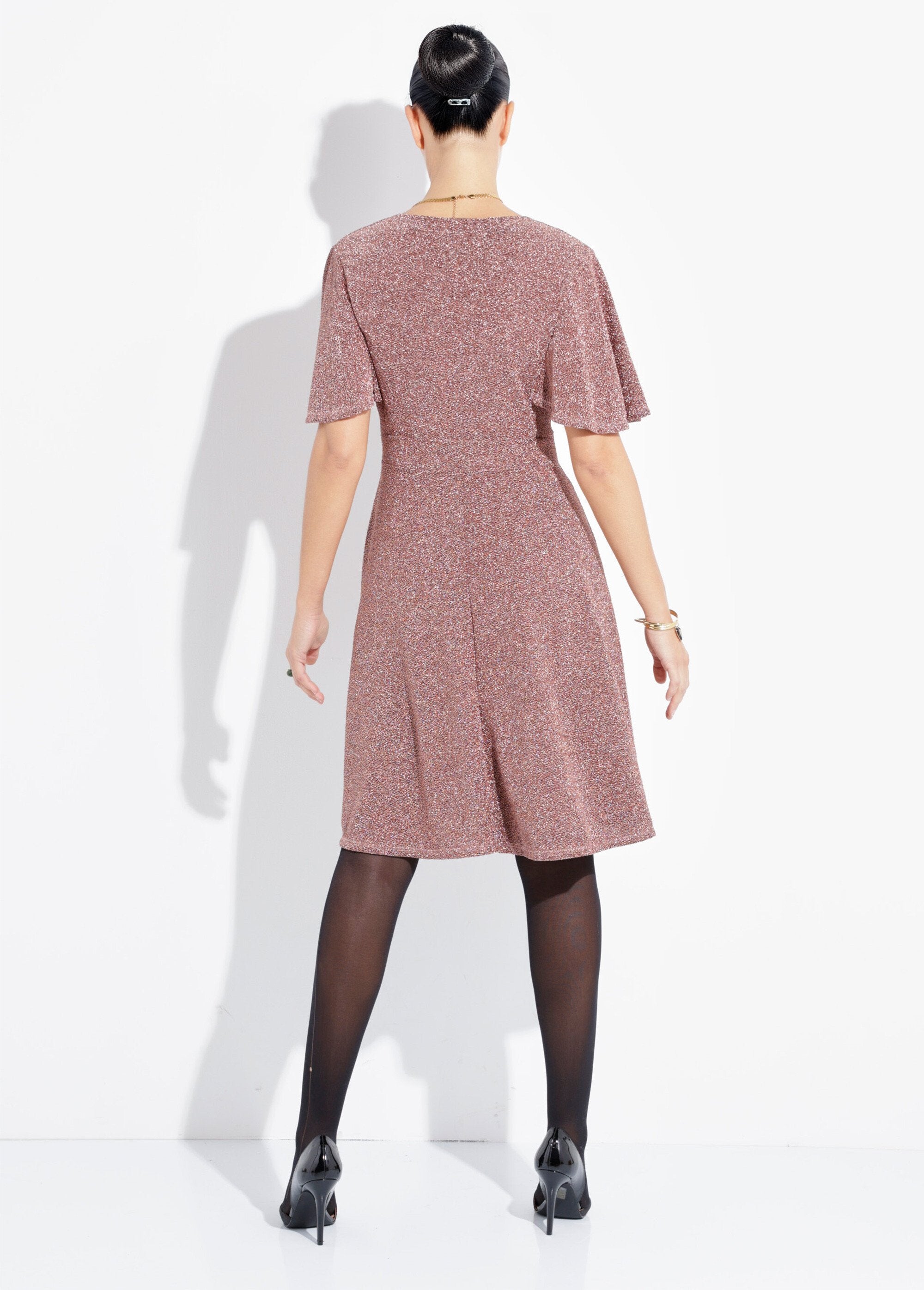 Vestido_com_decote_em_V_em_malha_metálica_Cuivre_DO1_slim