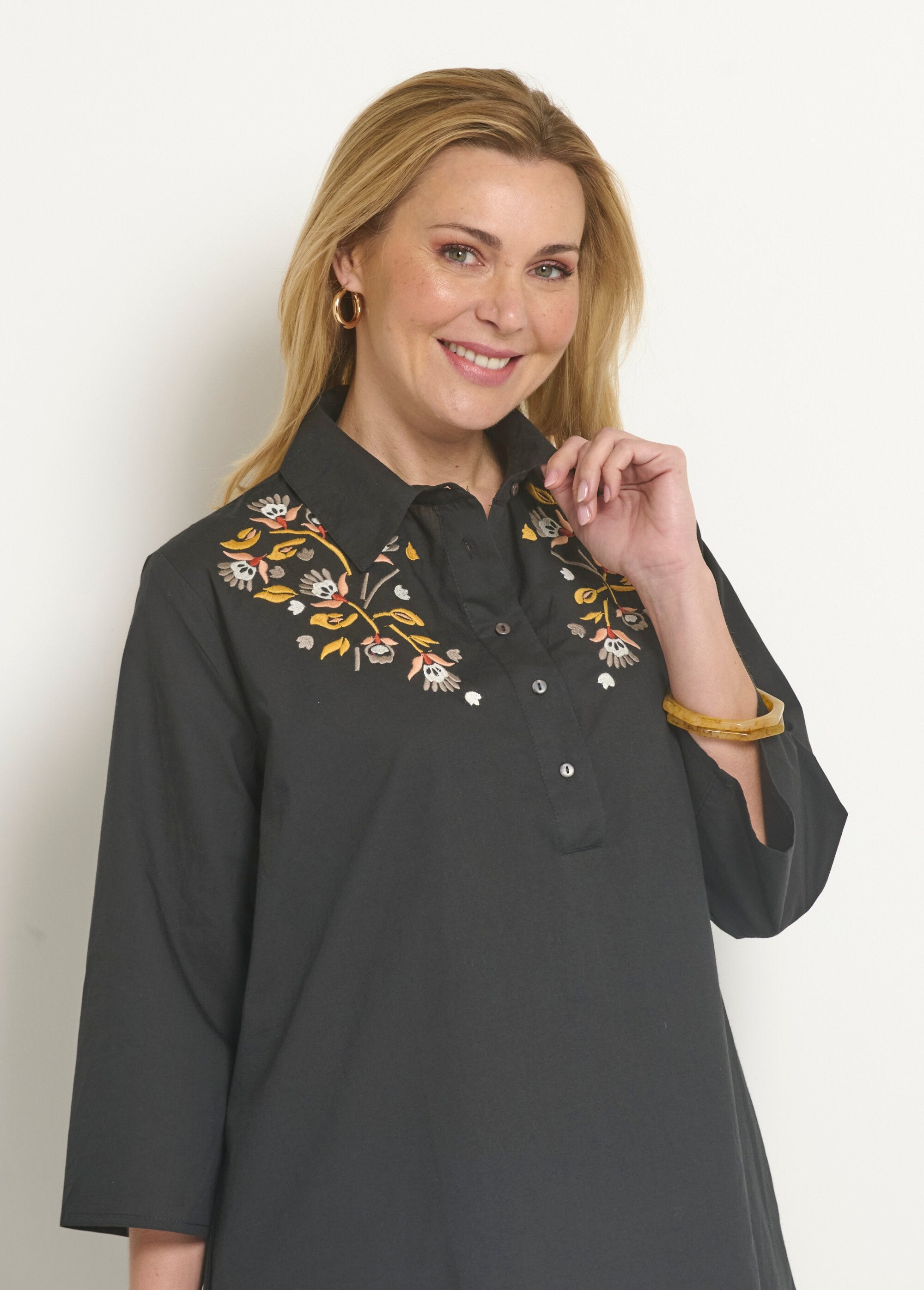 Vestido_com_manga_3/4_e_bordado_colorido_Noir_DE1_slim