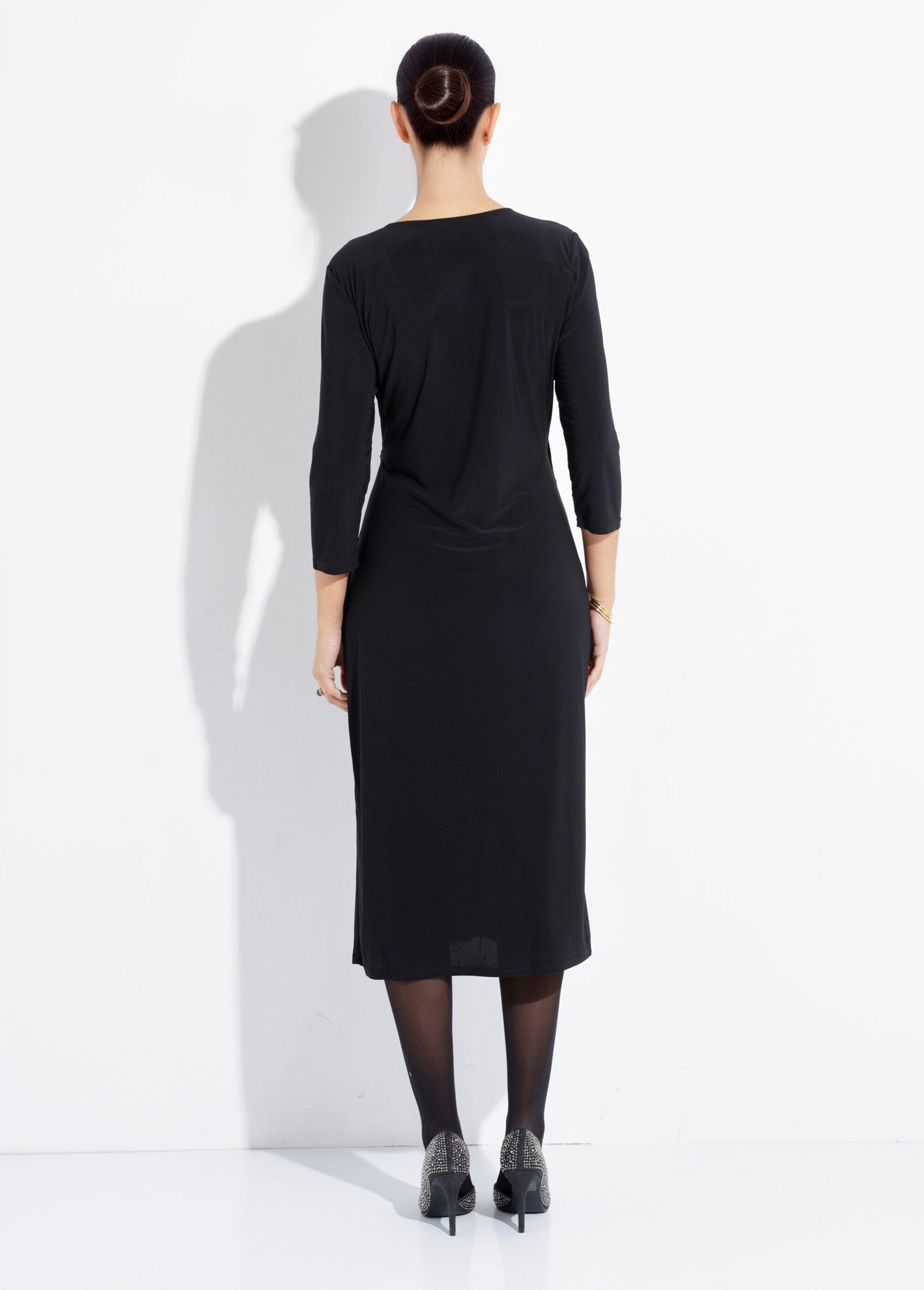 Vestido_maxi_plissado_chique_com_cintura_de_joia_Noir_DO1_slim