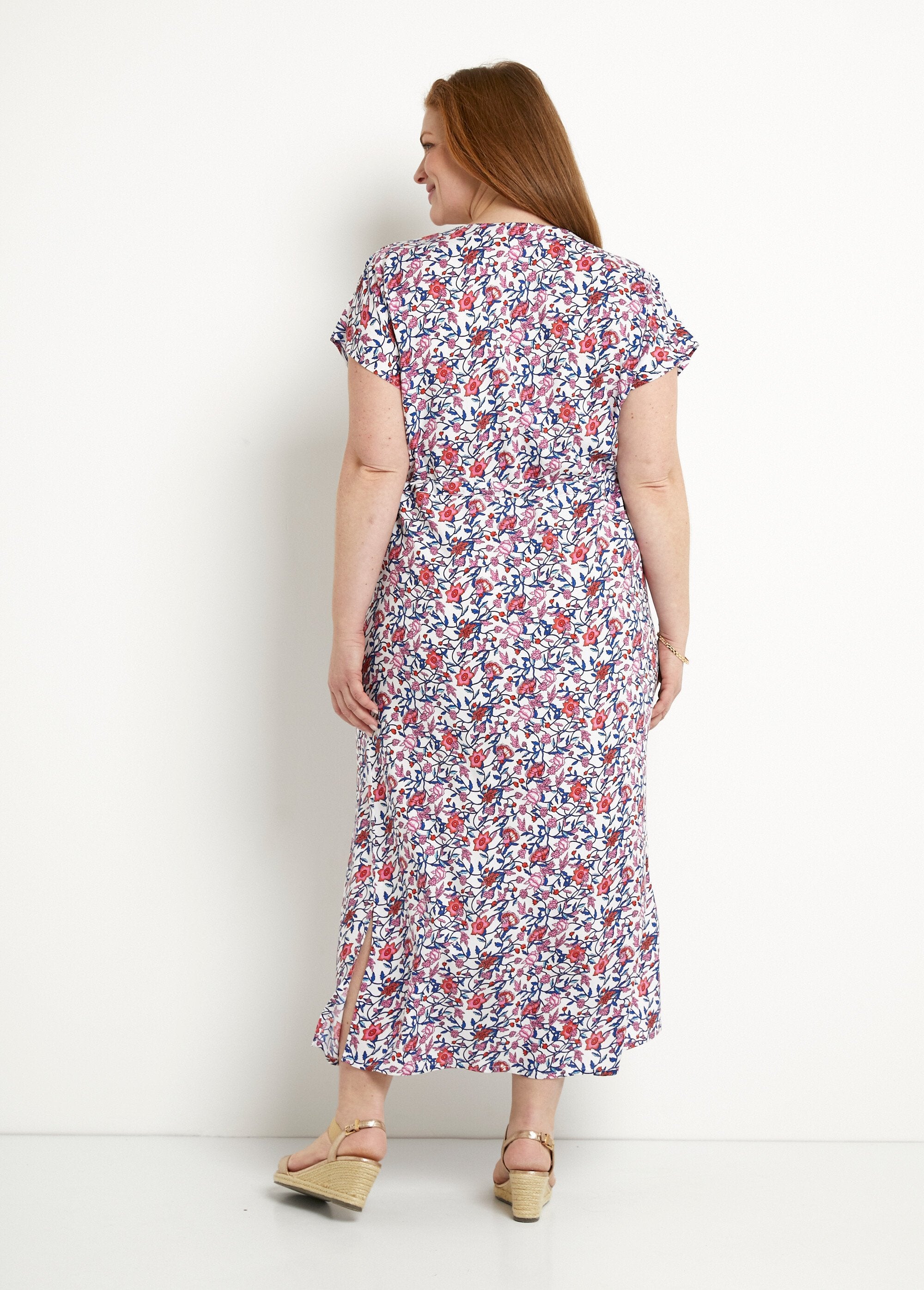 Robe_longue_fleurie_cache-coeur_manches_courtes_Bleu_et_rose_DO1_curvy
