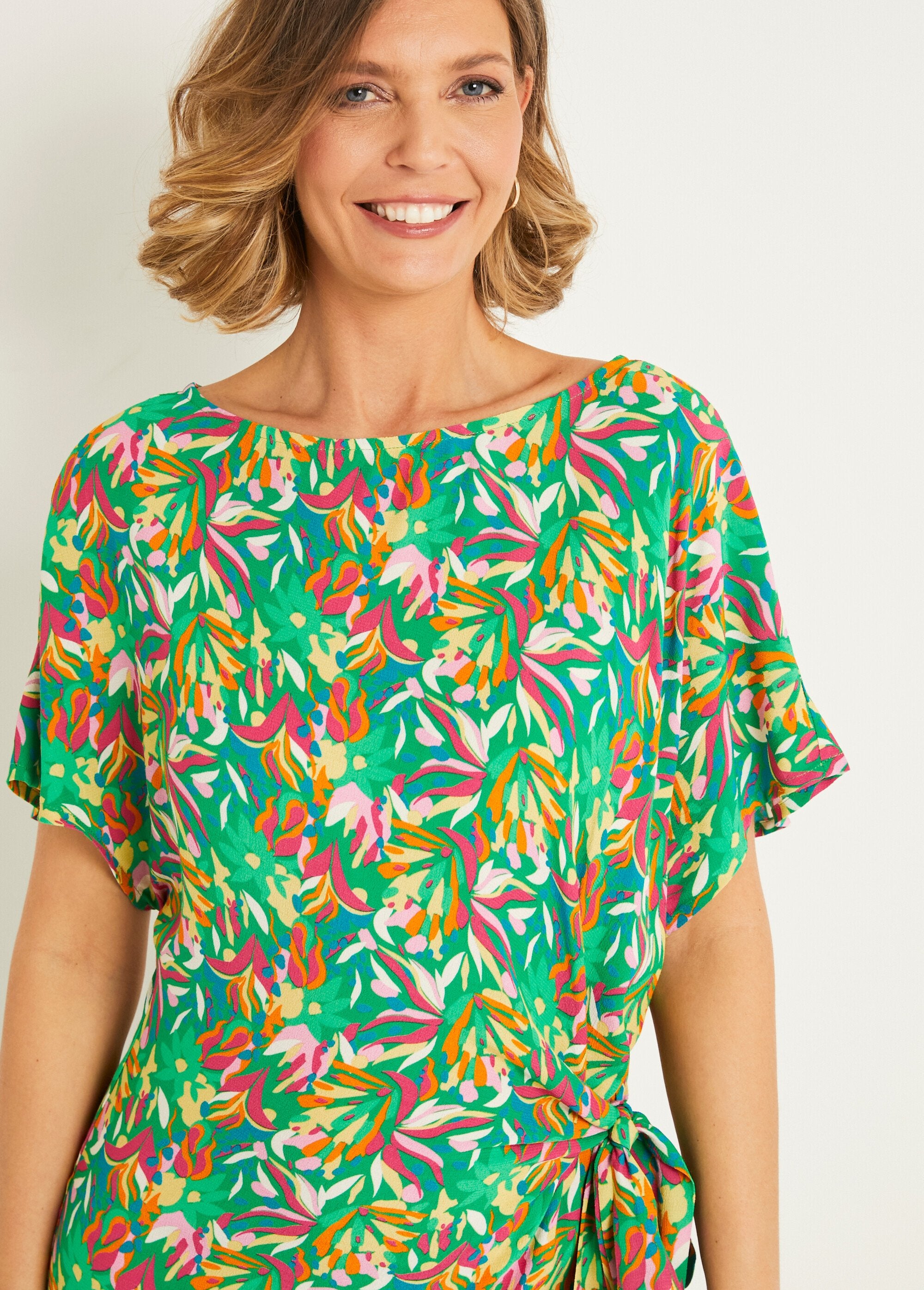 Vestido_maxi_com_decote_à_barco_e_estampado_gráfico_Vert_imprime_DE1_slim