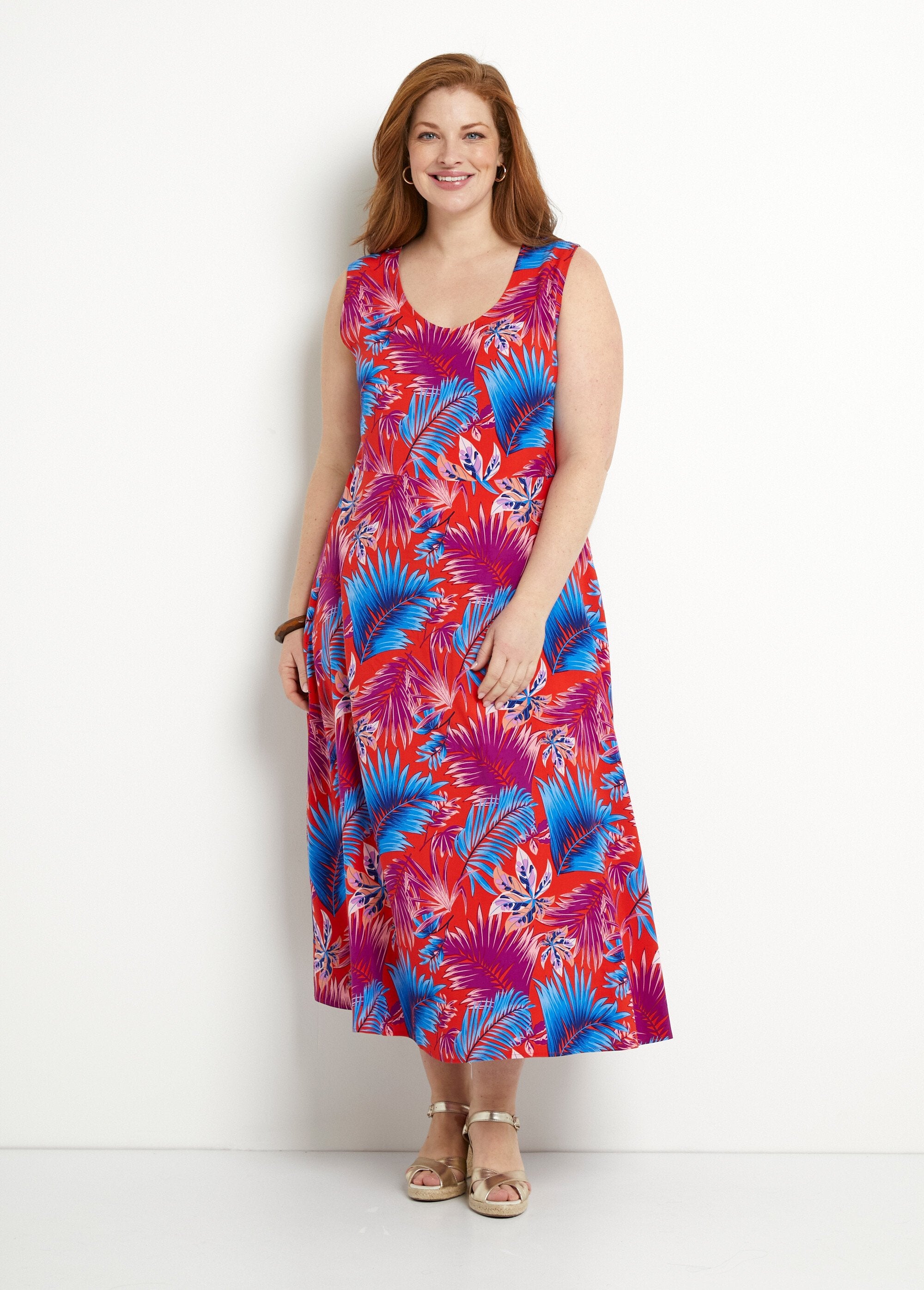 Robe_longue_sans_manches_évasée_imprimé_feuillage_Rouge_et_bleu_FA1_curvy