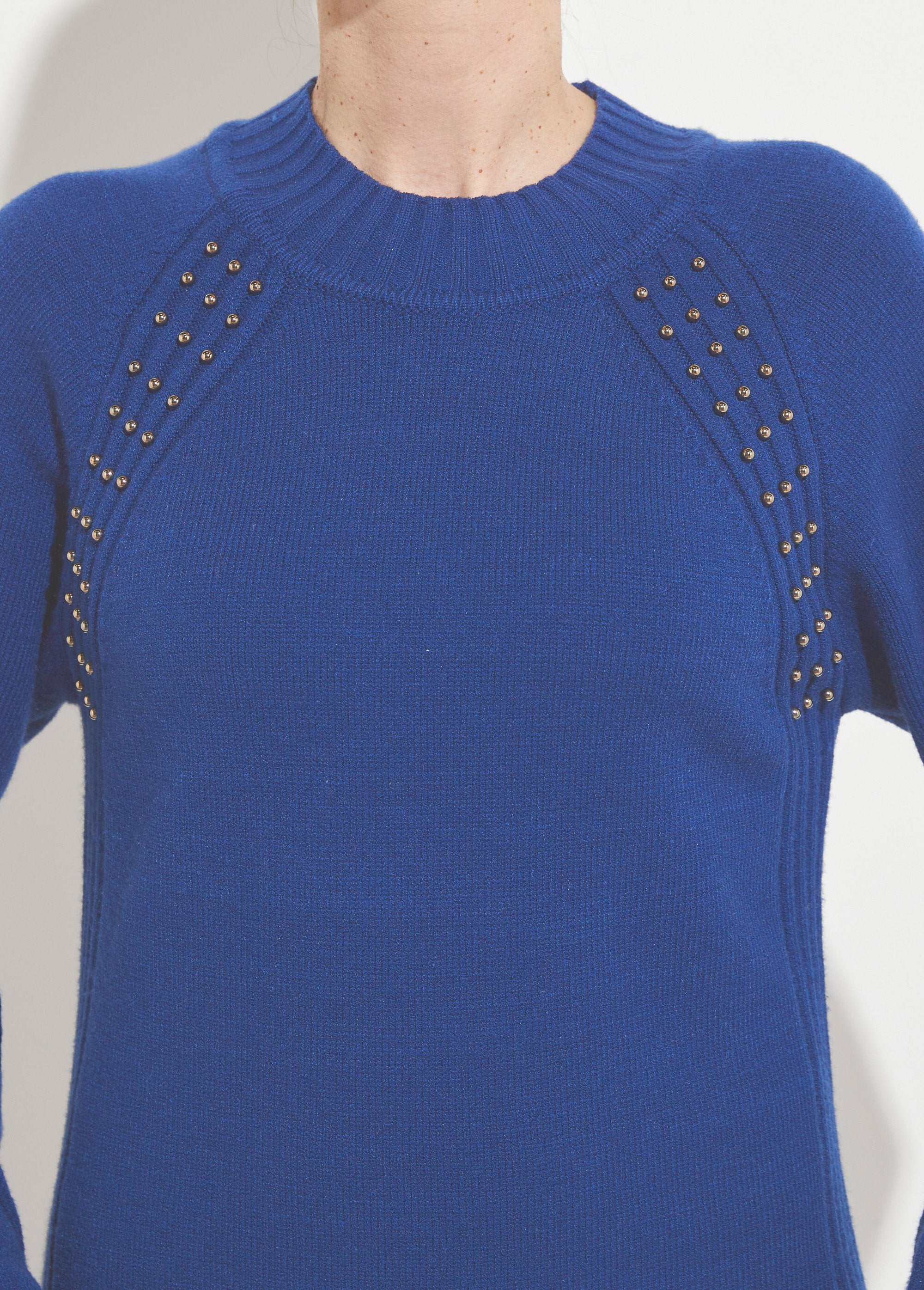 Vestido_suéter_de_gola_alta_com_detalhes_canelados_e_brilhantes_Bleu_DE1_slim