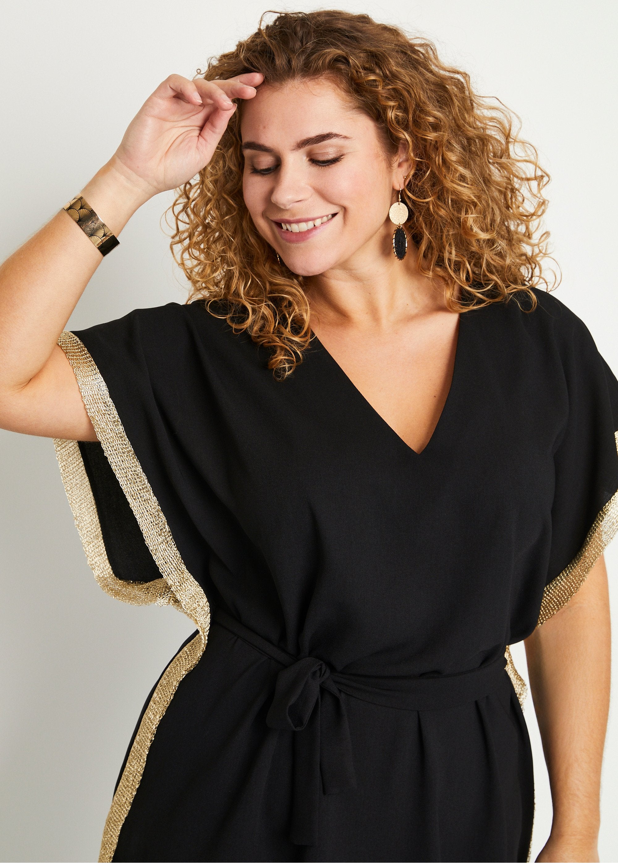 Vestido_preto_liso_solto_de_comprimento_médio_com_decote_em_V_PRETO_DE1_curvy