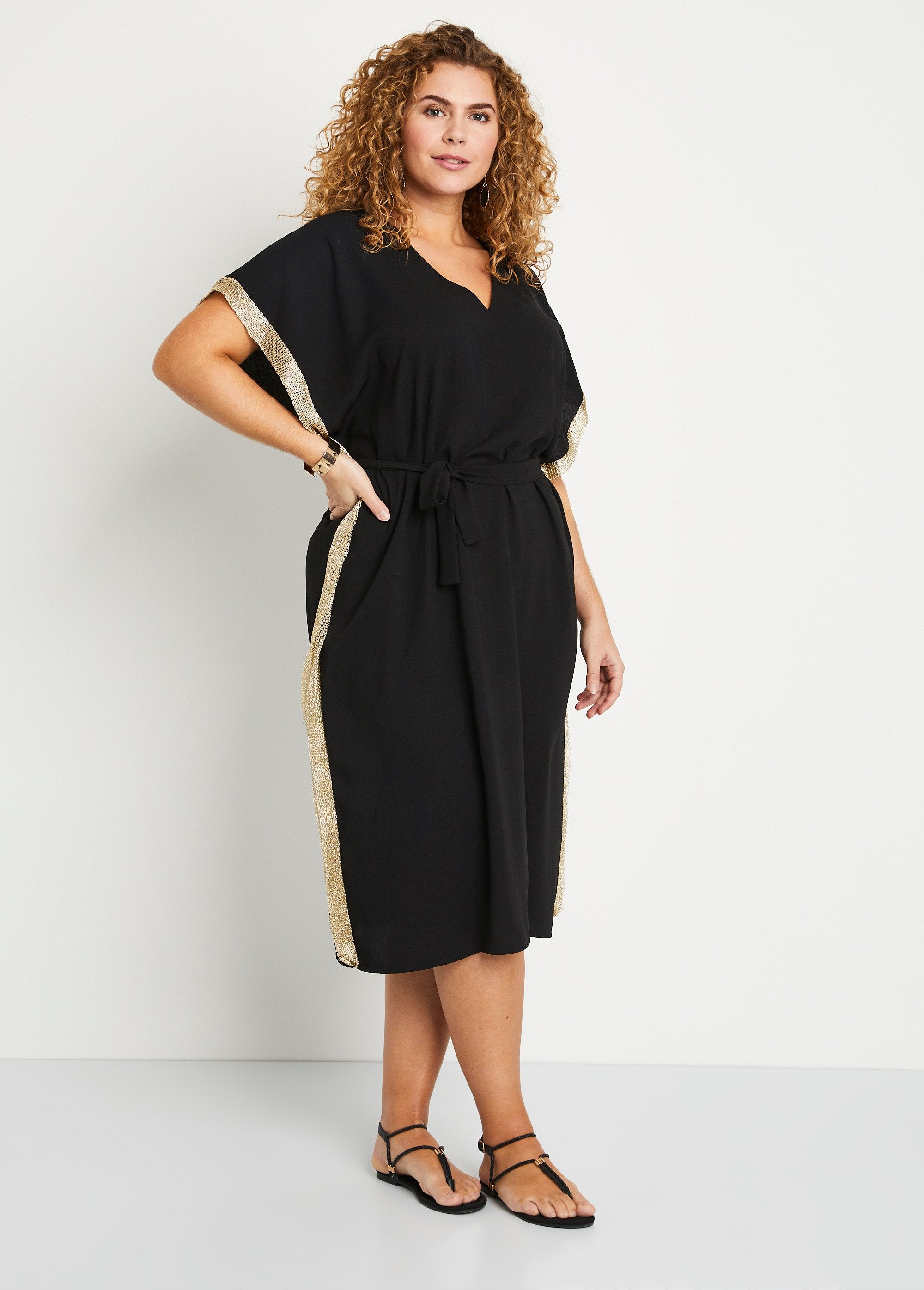 Vestido_preto_liso_solto_de_comprimento_médio_com_decote_em_V_PRETO_FA1_curvy