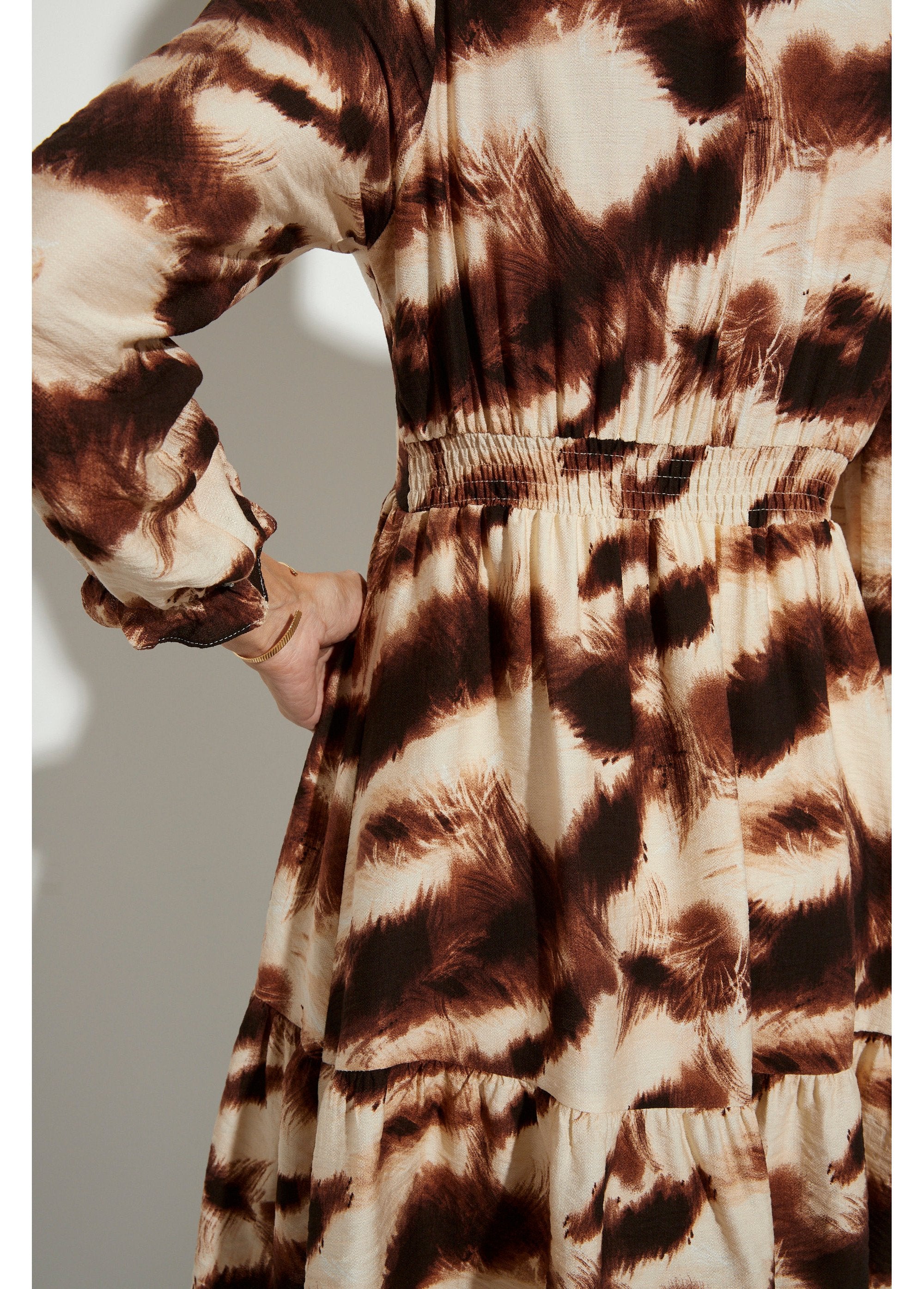 Robe_volantée_col_V_manches_resserrées_Marron_et_beige_DE2_slim