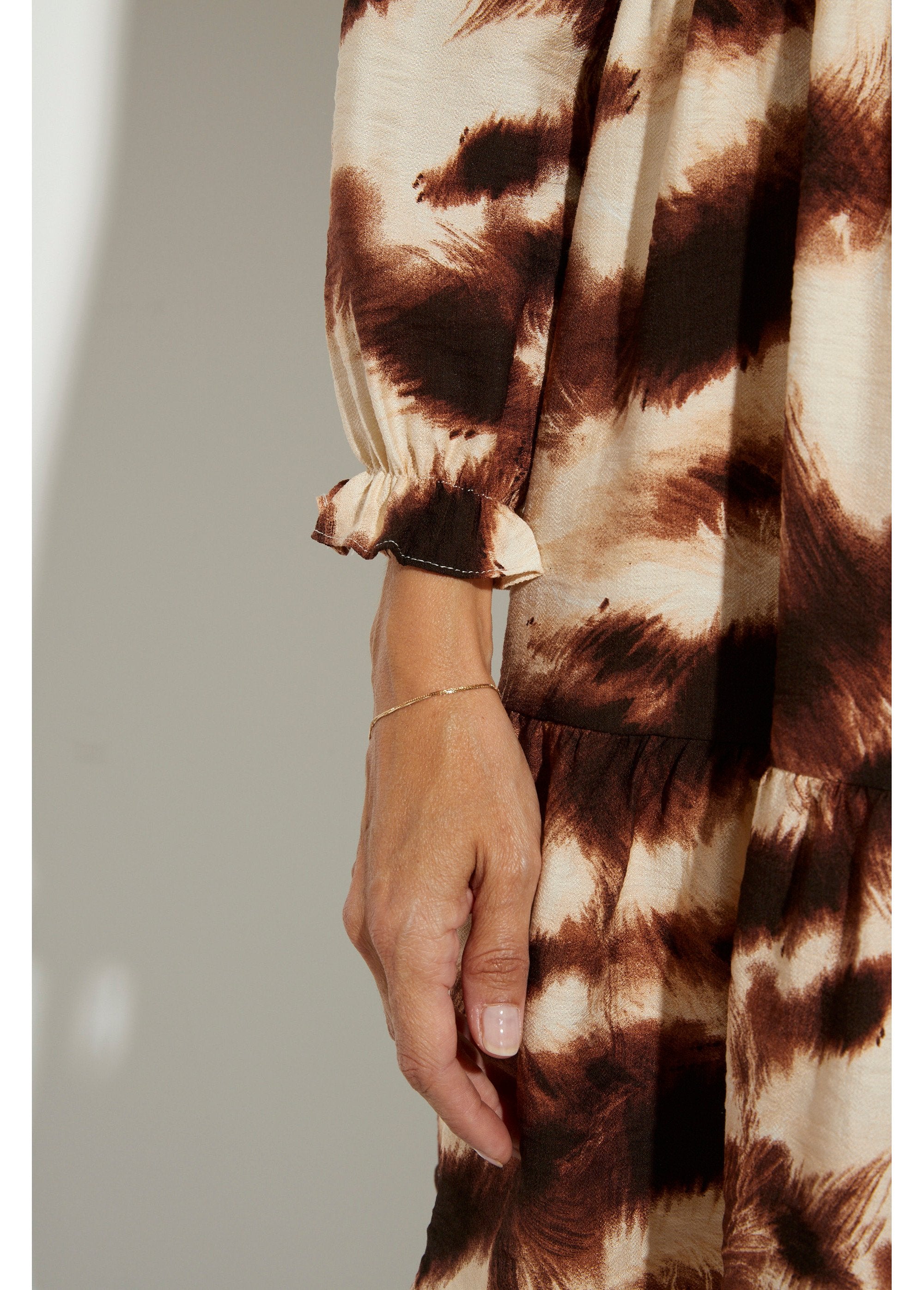Robe_volantée_col_V_manches_resserrées_Marron_et_beige_DE3_slim