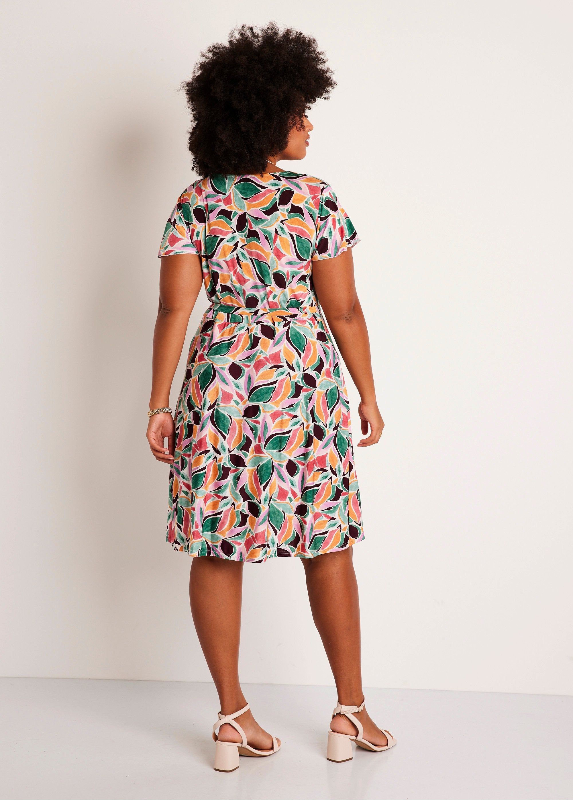 Vestido_reto_curto_estampado_Verde_e_rosa_DO1_curvy